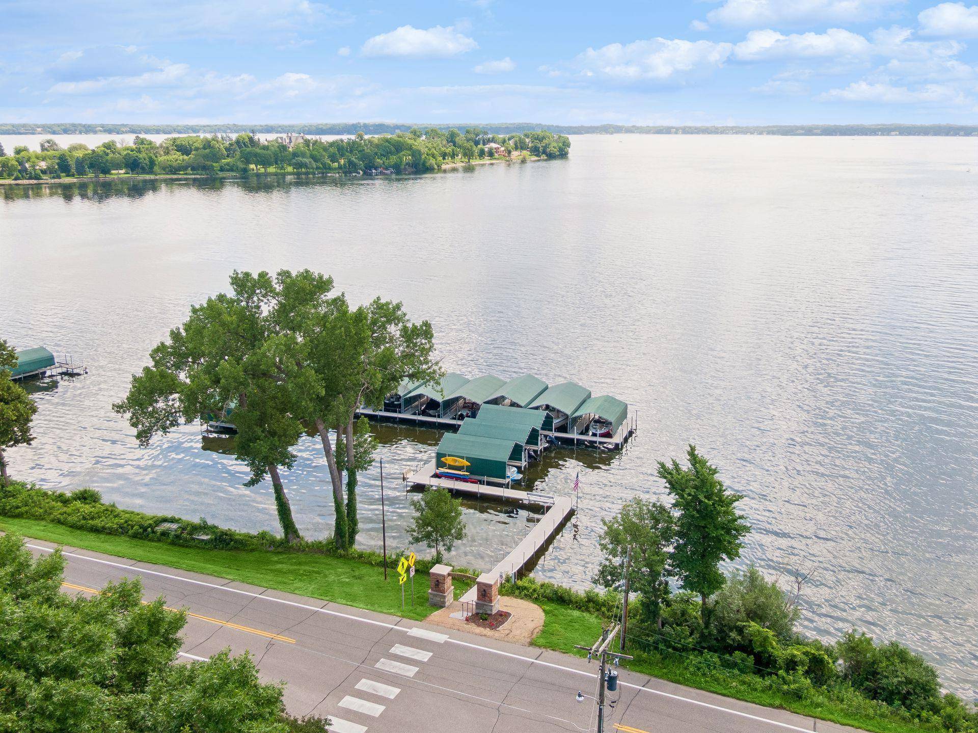 1155 Heritage LN, Wayzata, MN 55391