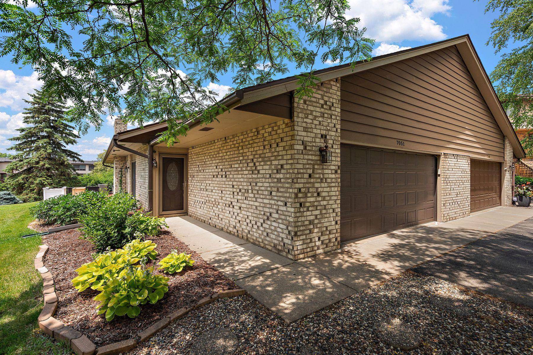 7051 Robinwood TRL, Woodbury, MN 55125