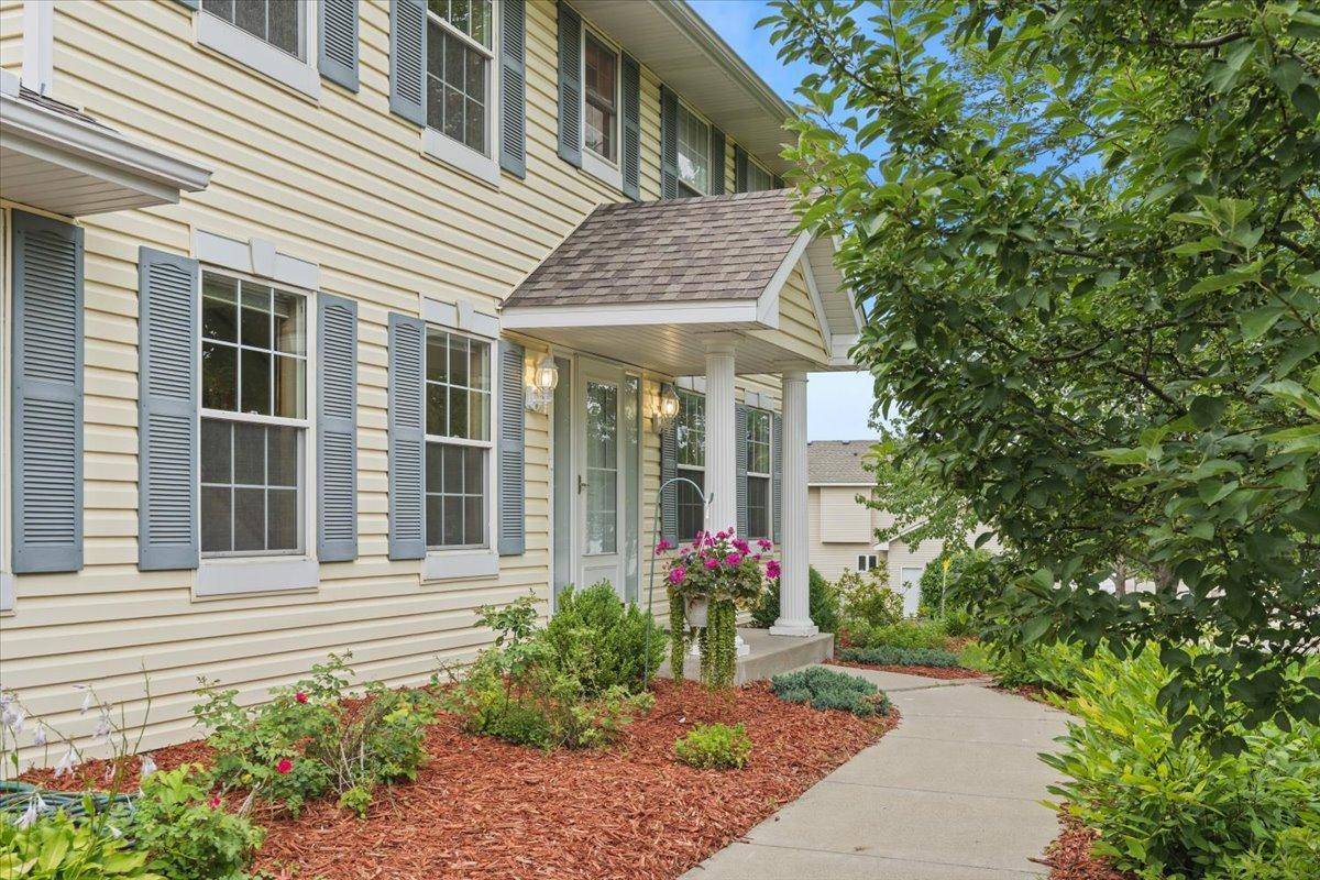 931 Sterling ST S, Maplewood, MN 55119