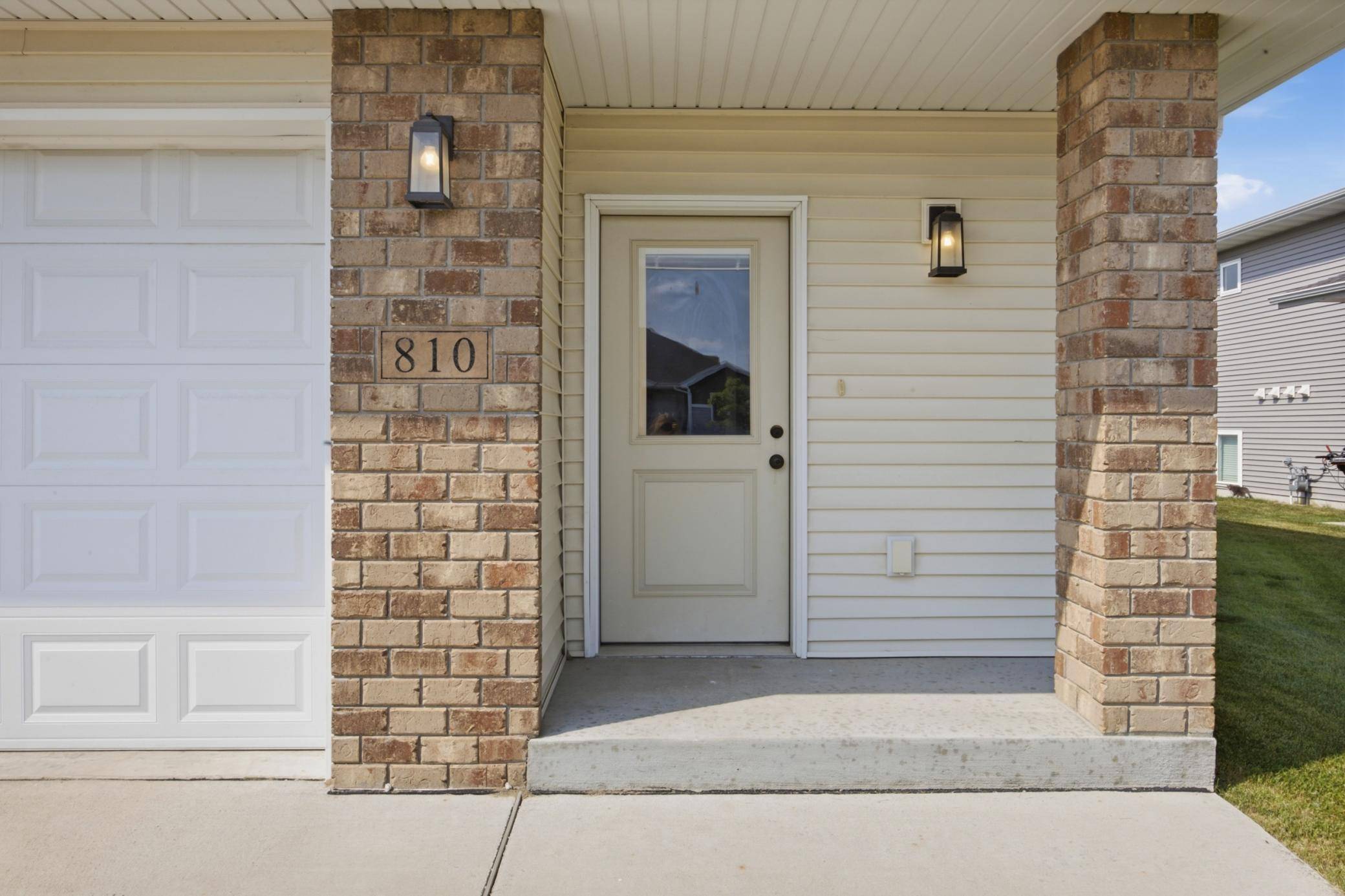 810 Albert DR W, West Fargo, ND 58078