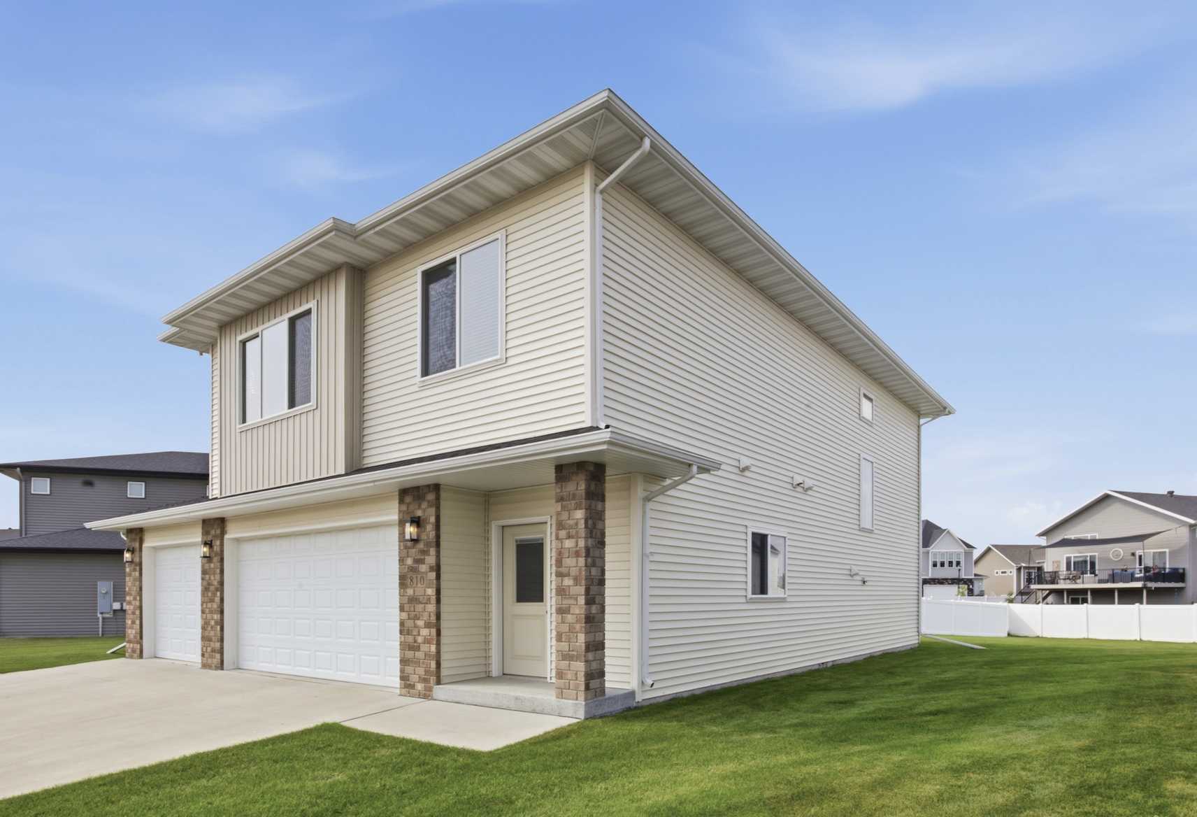 810 Albert DR W, West Fargo, ND 58078