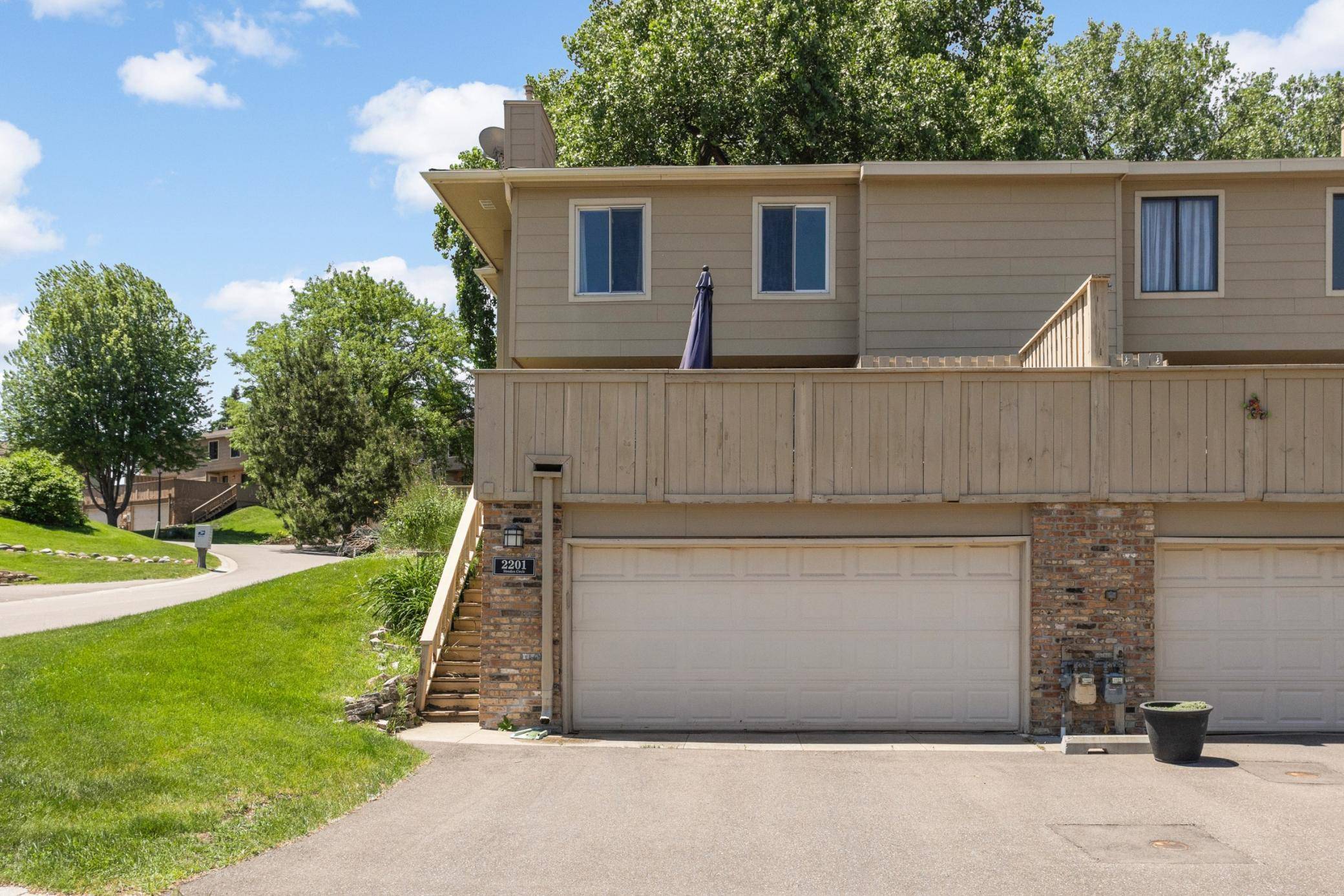 2201 Stroden CIR, Golden Valley, MN 55427