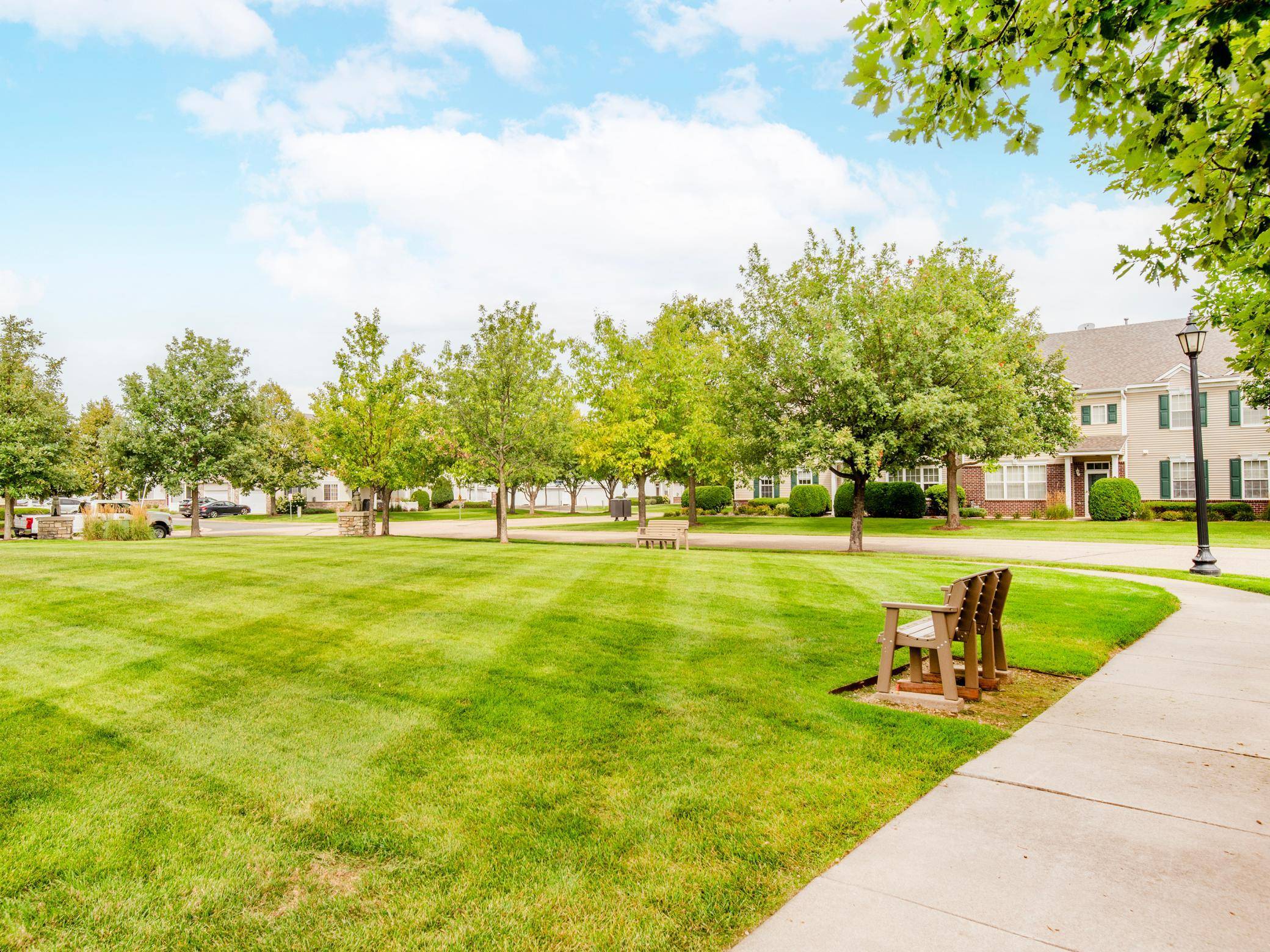 11011 Oak Grove CIR #B, Woodbury, MN 55129
