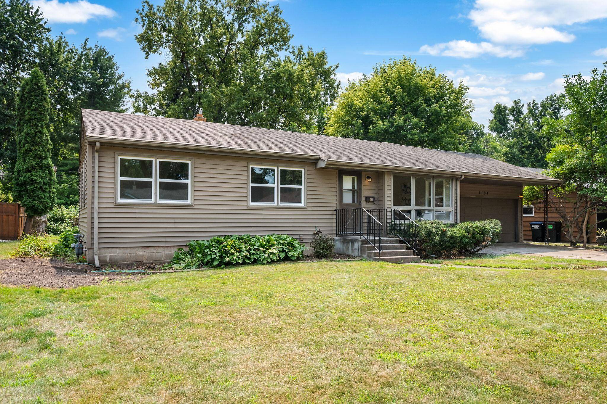 1194 Ruggles ST, Roseville, MN 55113