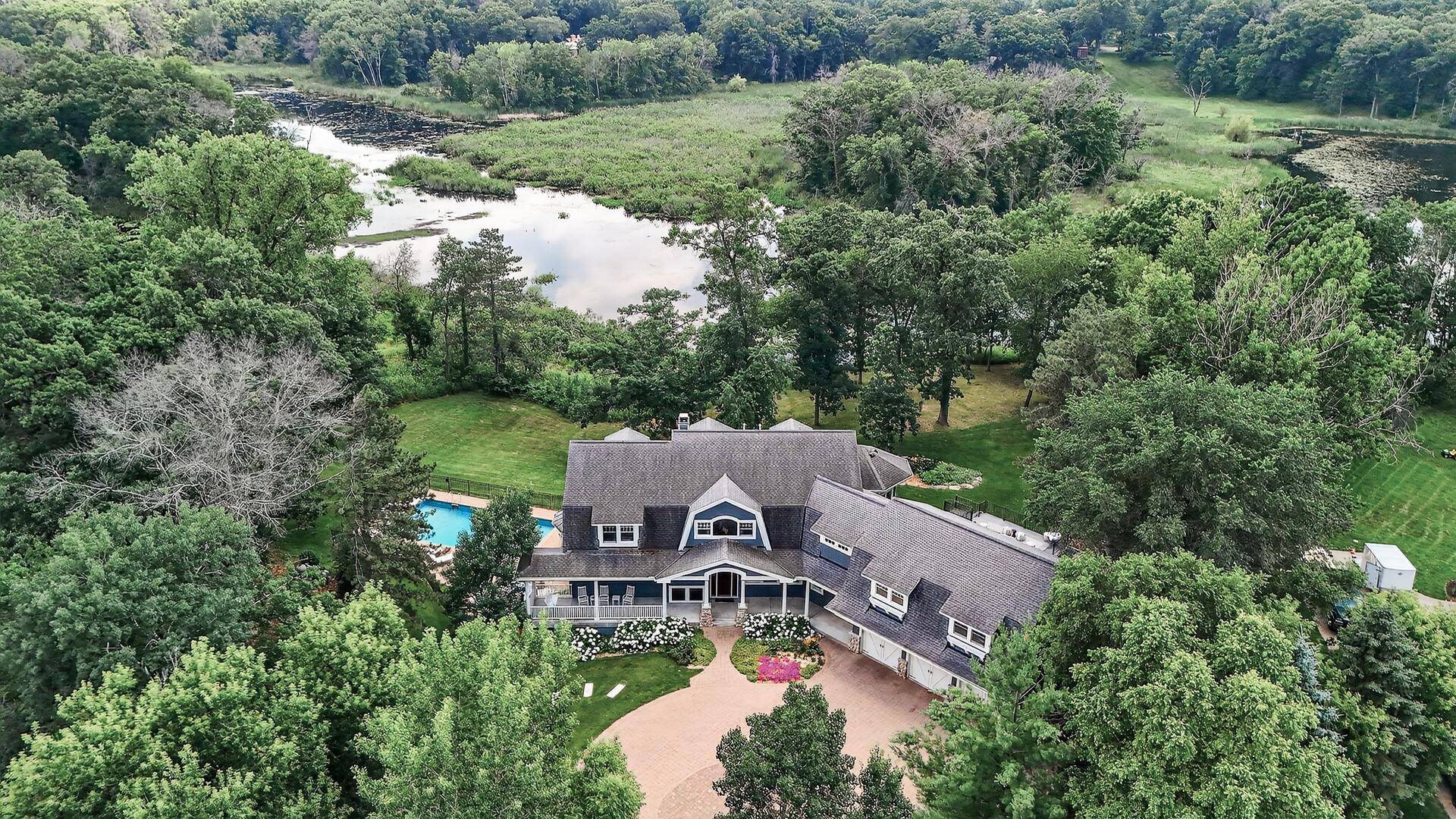 9 Hillary Farm LN, Gem Lake, MN 55110