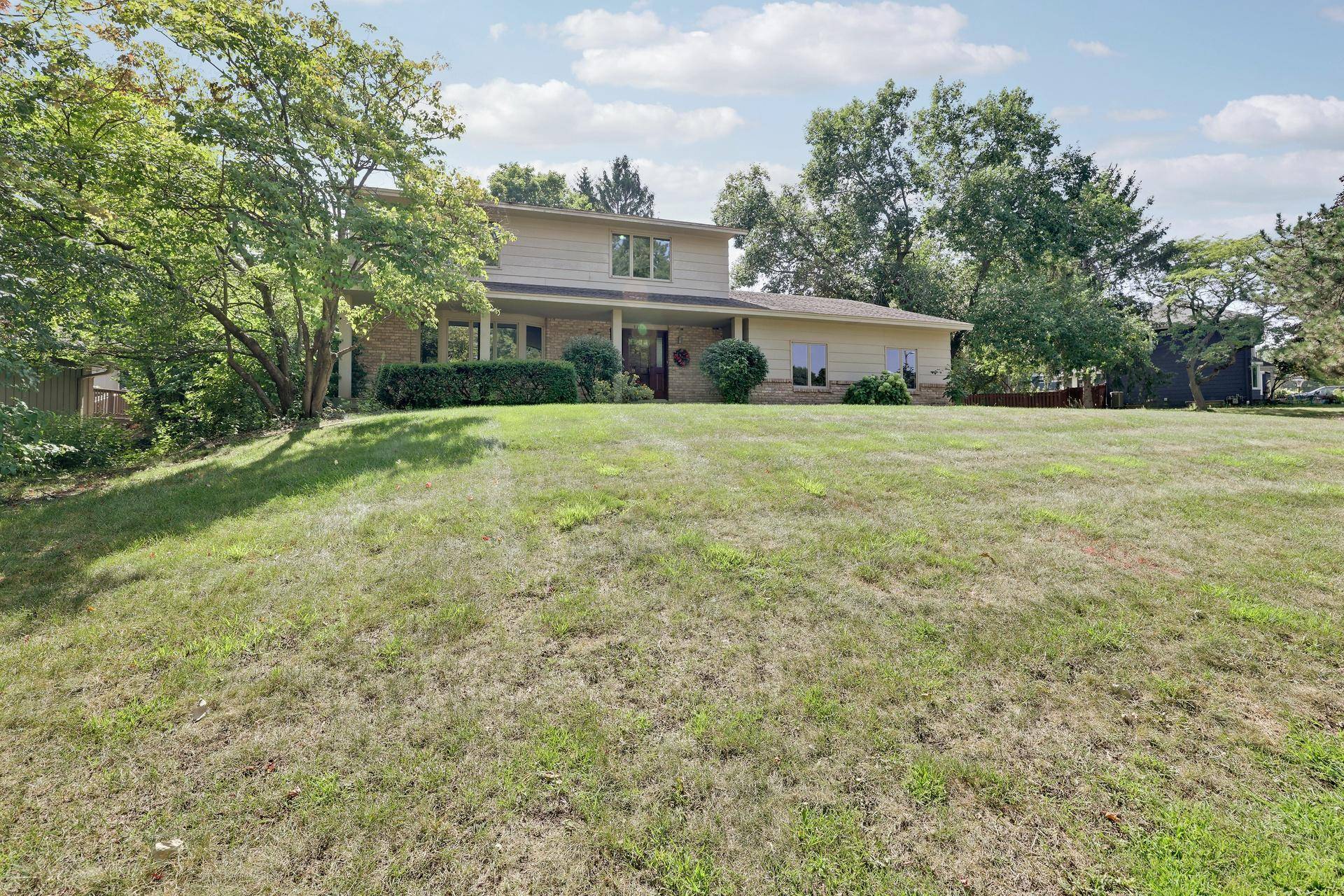 8359 Amsden Ridge DR, Bloomington, MN 55438