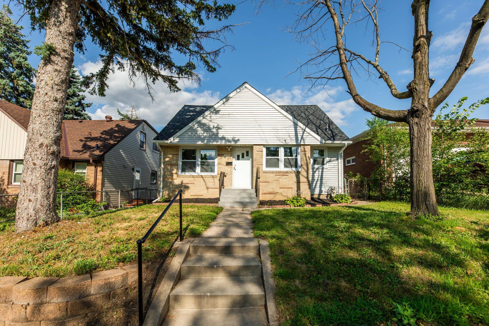 4253 6th ST NE, Columbia Heights, MN 55421