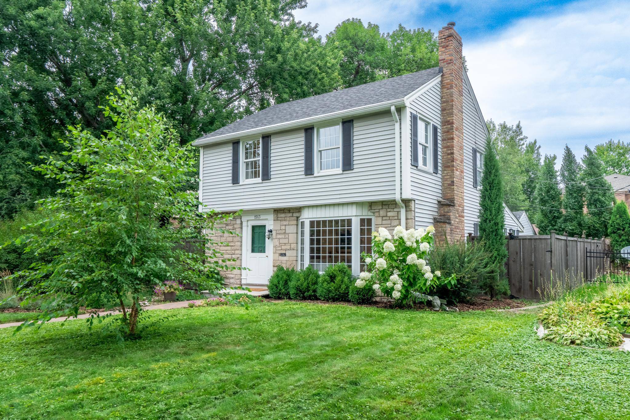 1513 California AVE W, Falcon Heights, MN 55108