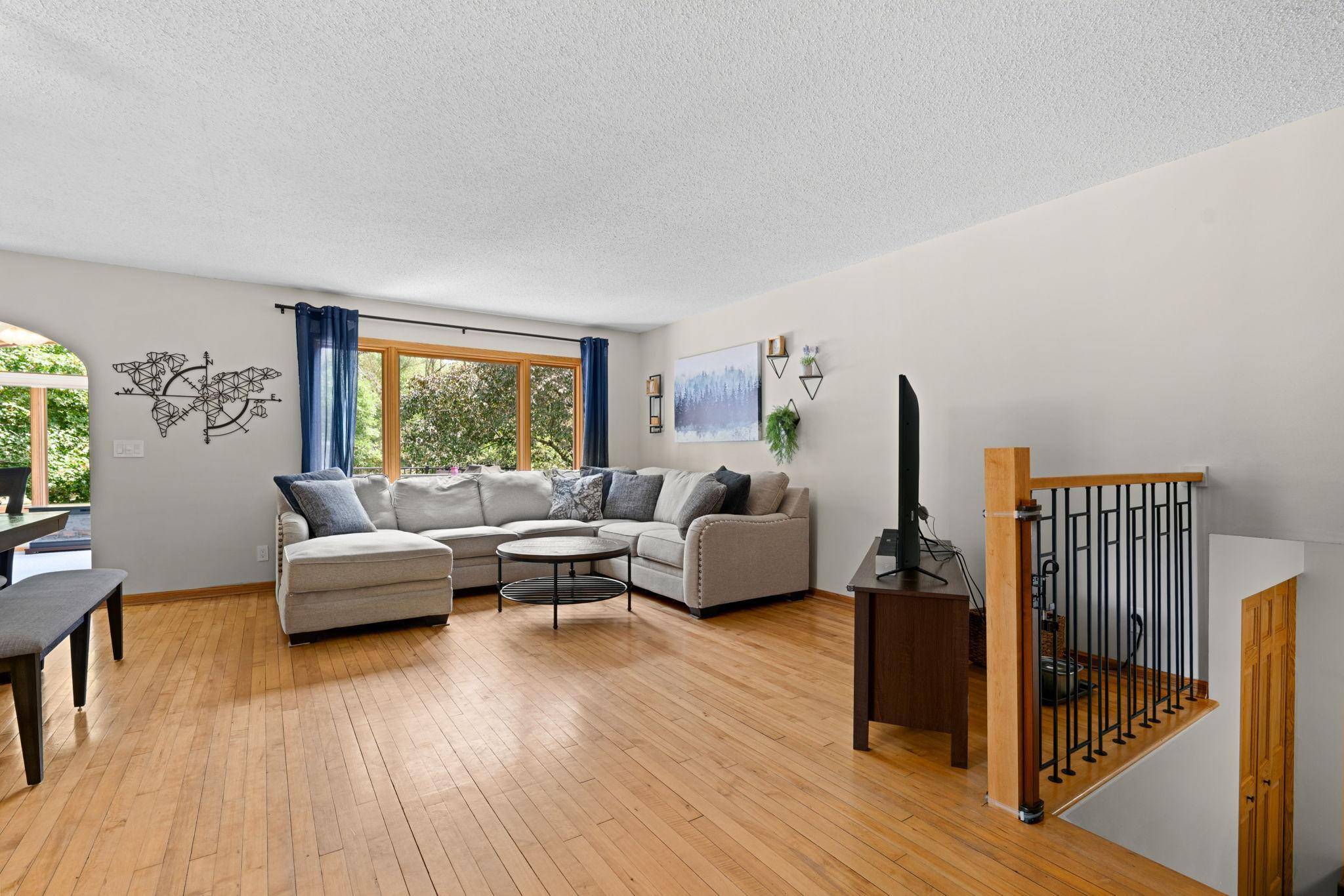 10359 Huntington DR, Eden Prairie, MN 55347