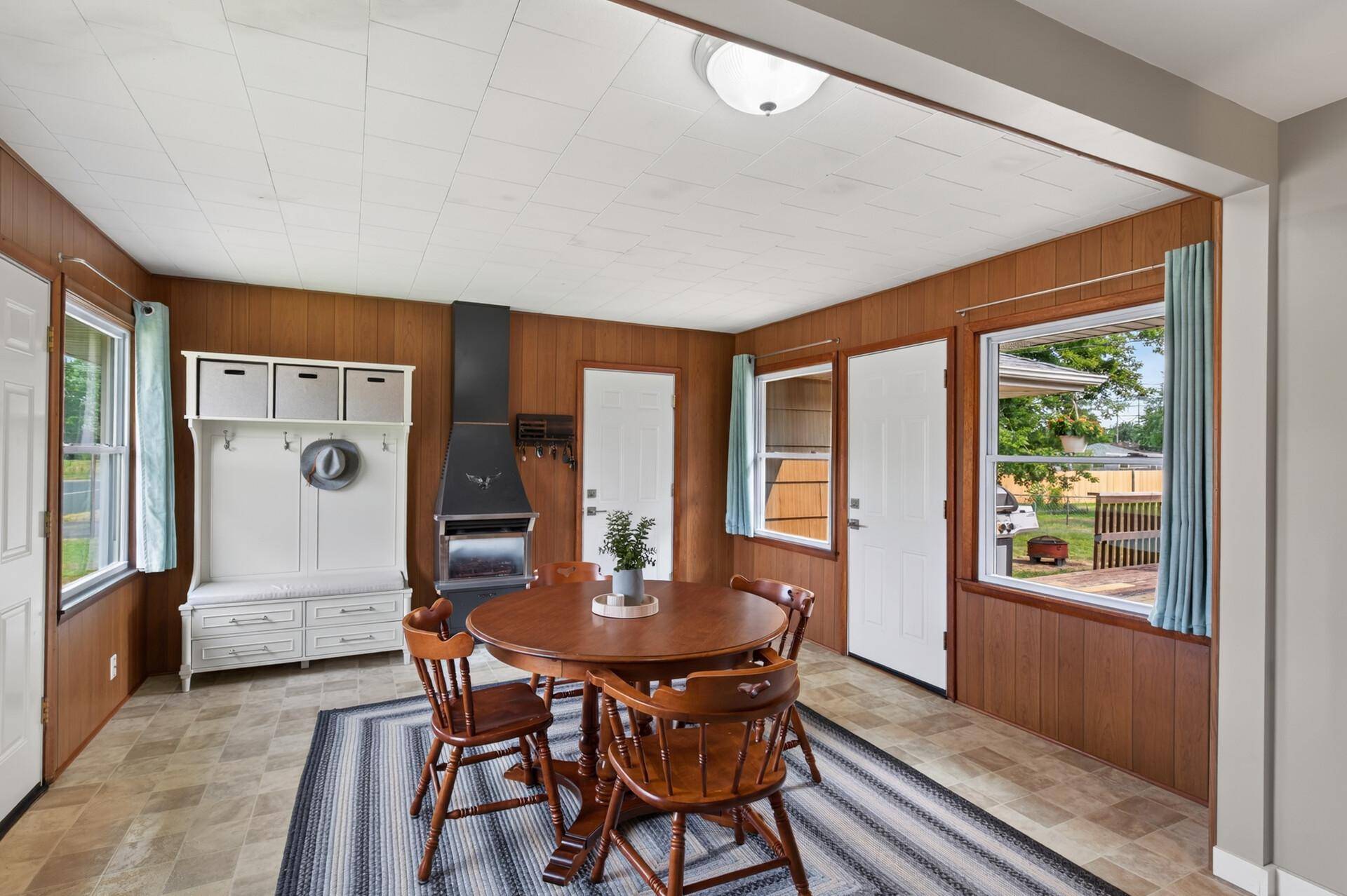 8817 Oakland AVE S, Bloomington, MN 55420
