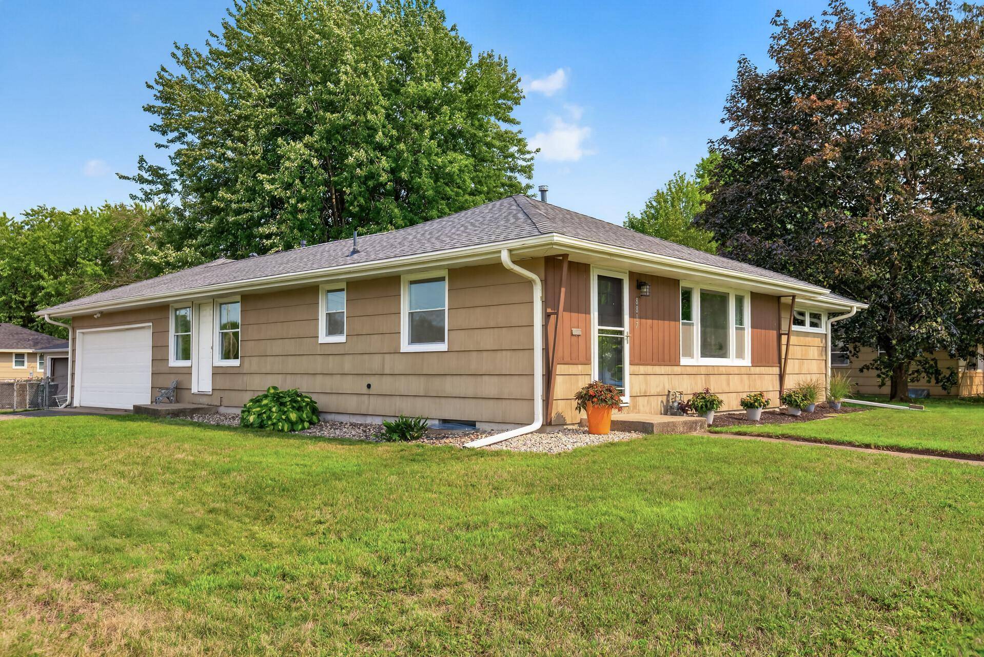 8817 Oakland AVE S, Bloomington, MN 55420