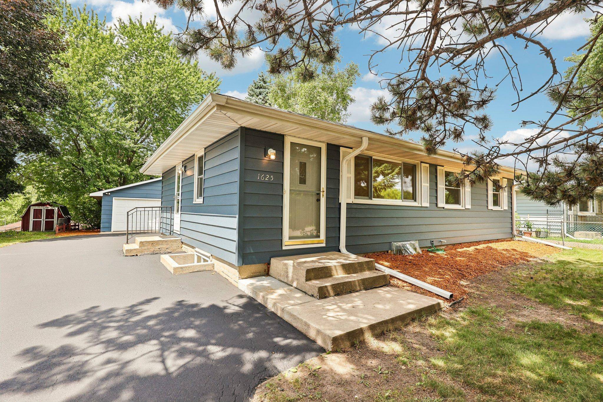 1625 Flag AVE N, Golden Valley, MN 55427