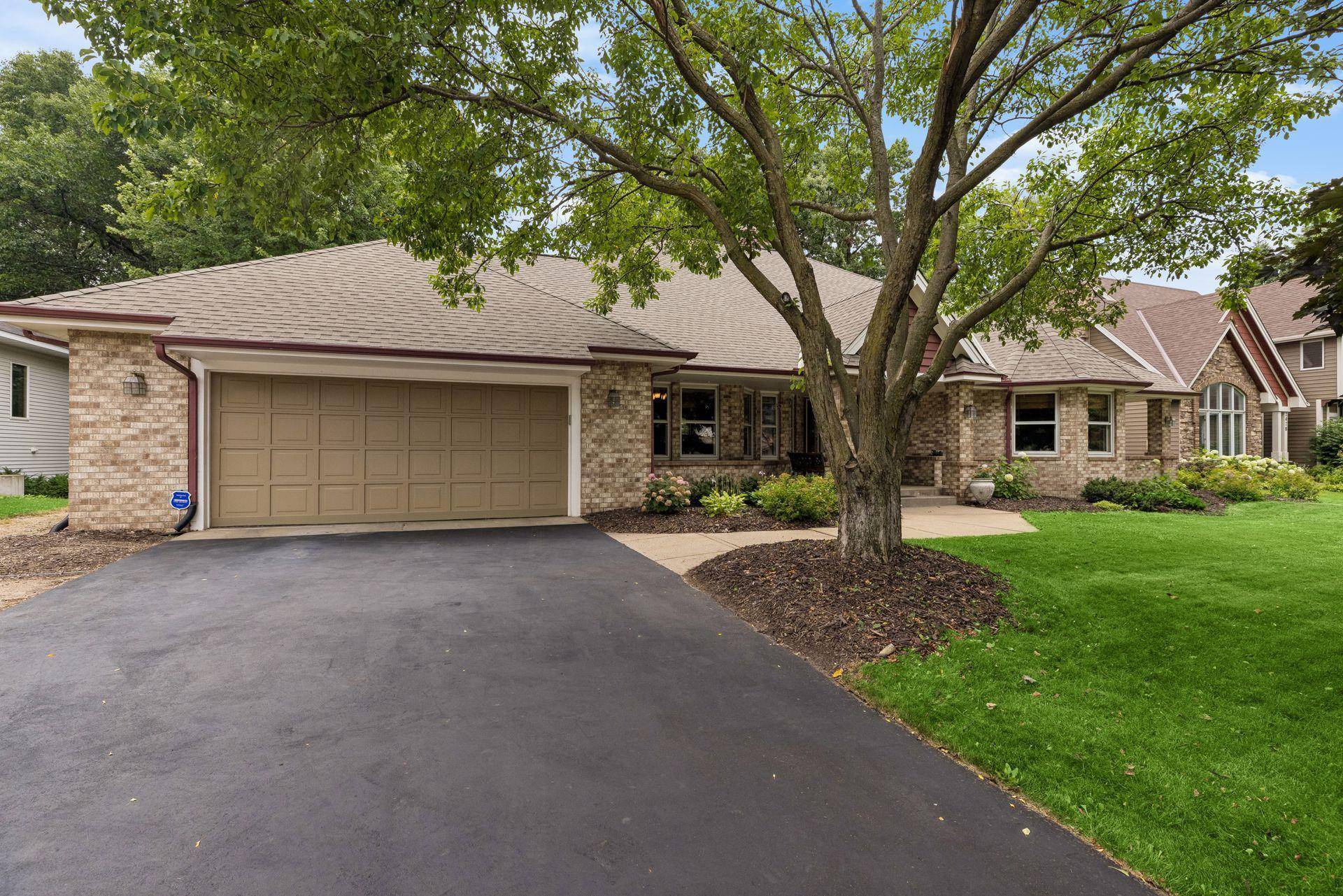 2488 Hillwood DR E, Maplewood, MN 55119
