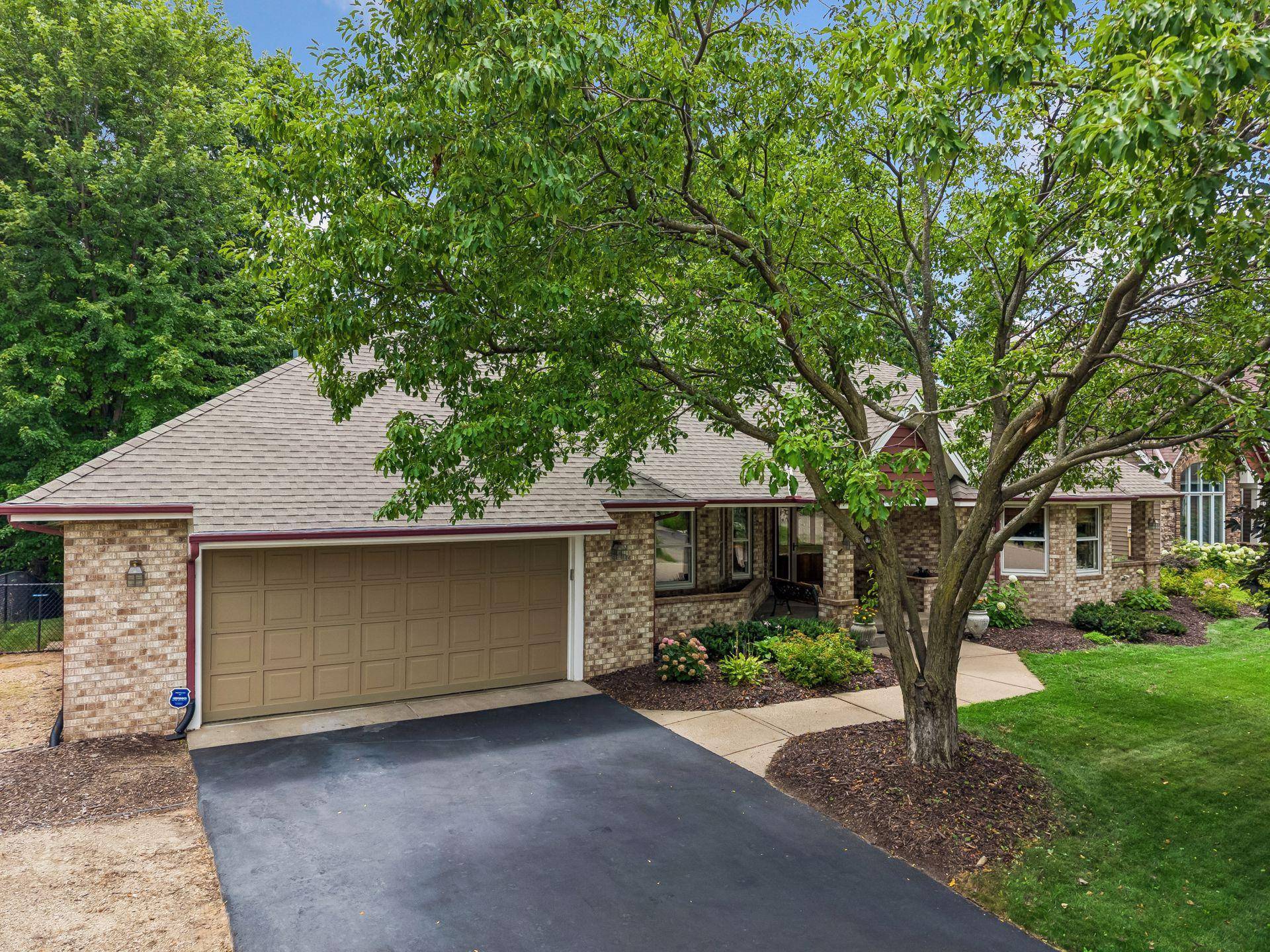2488 Hillwood DR E, Maplewood, MN 55119