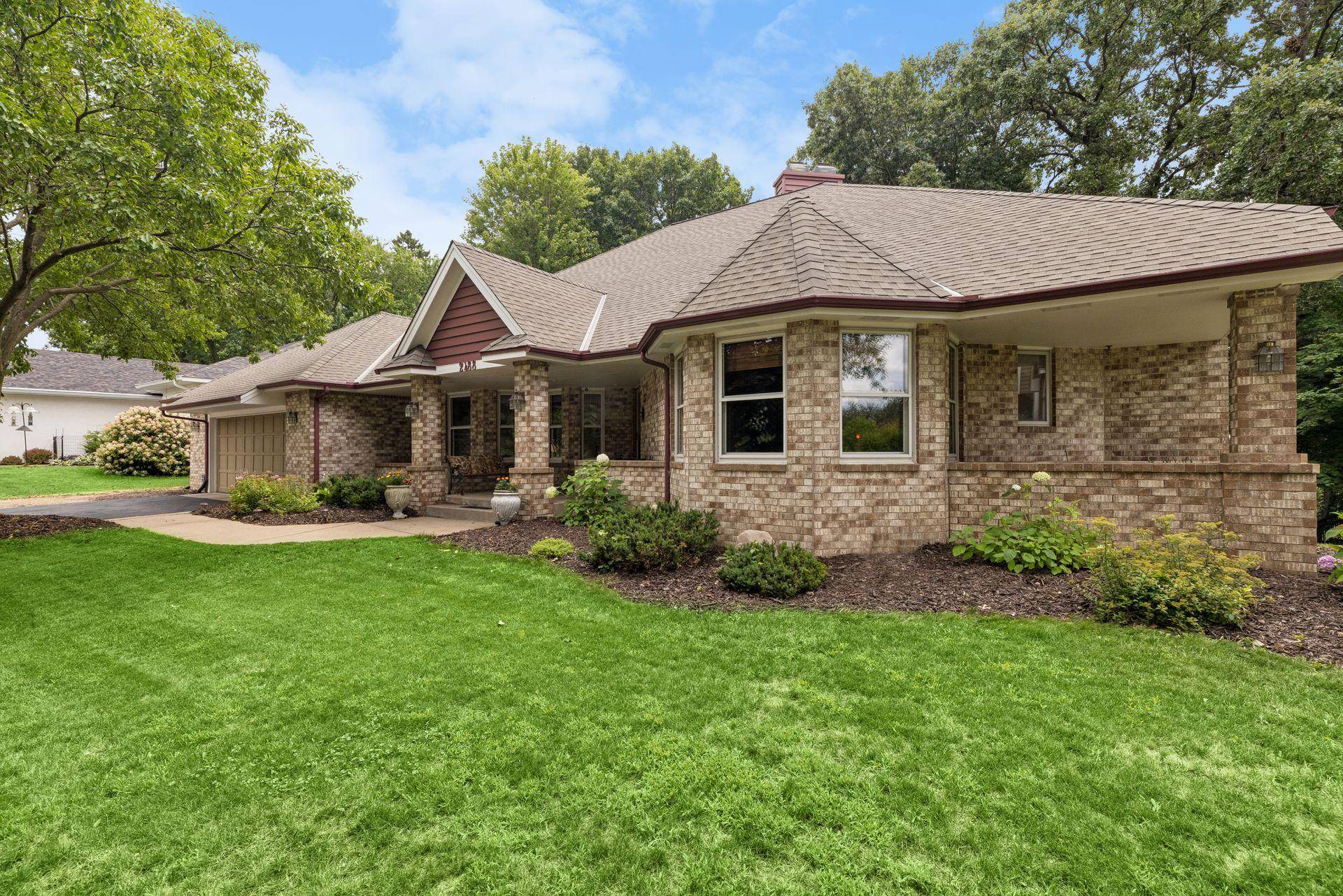 2488 Hillwood DR E, Maplewood, MN 55119