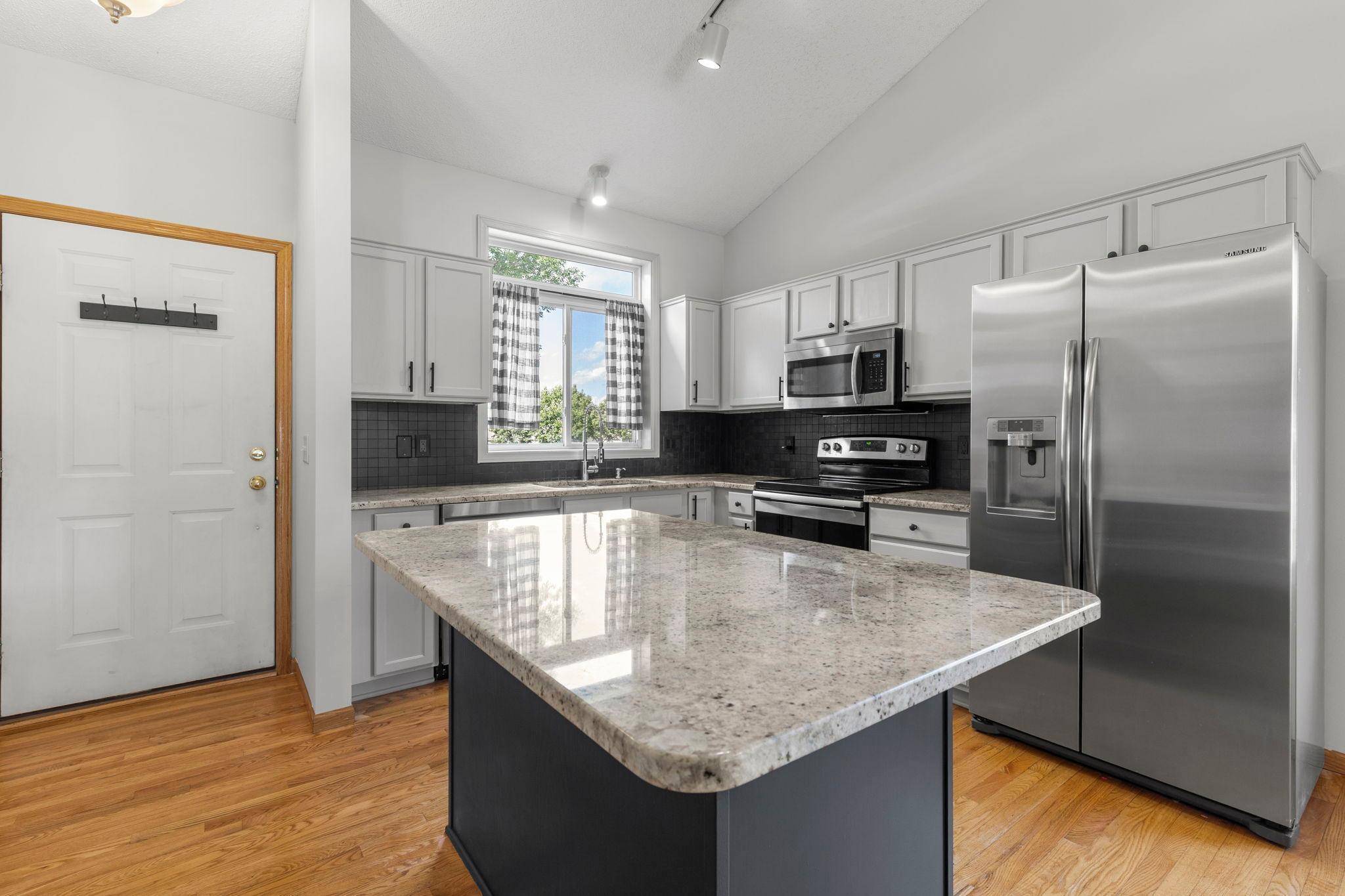 4244 Jarmann LN, Shakopee, MN 55379