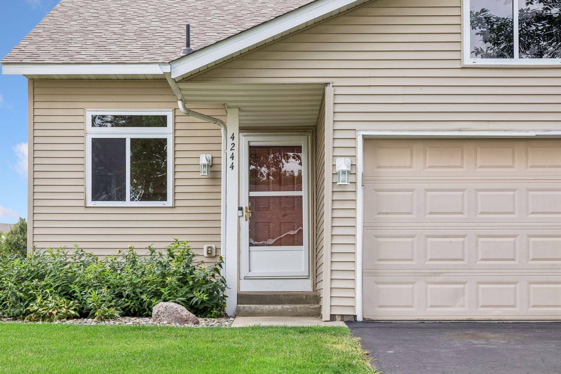 4244 Jarmann LN, Shakopee, MN 55379