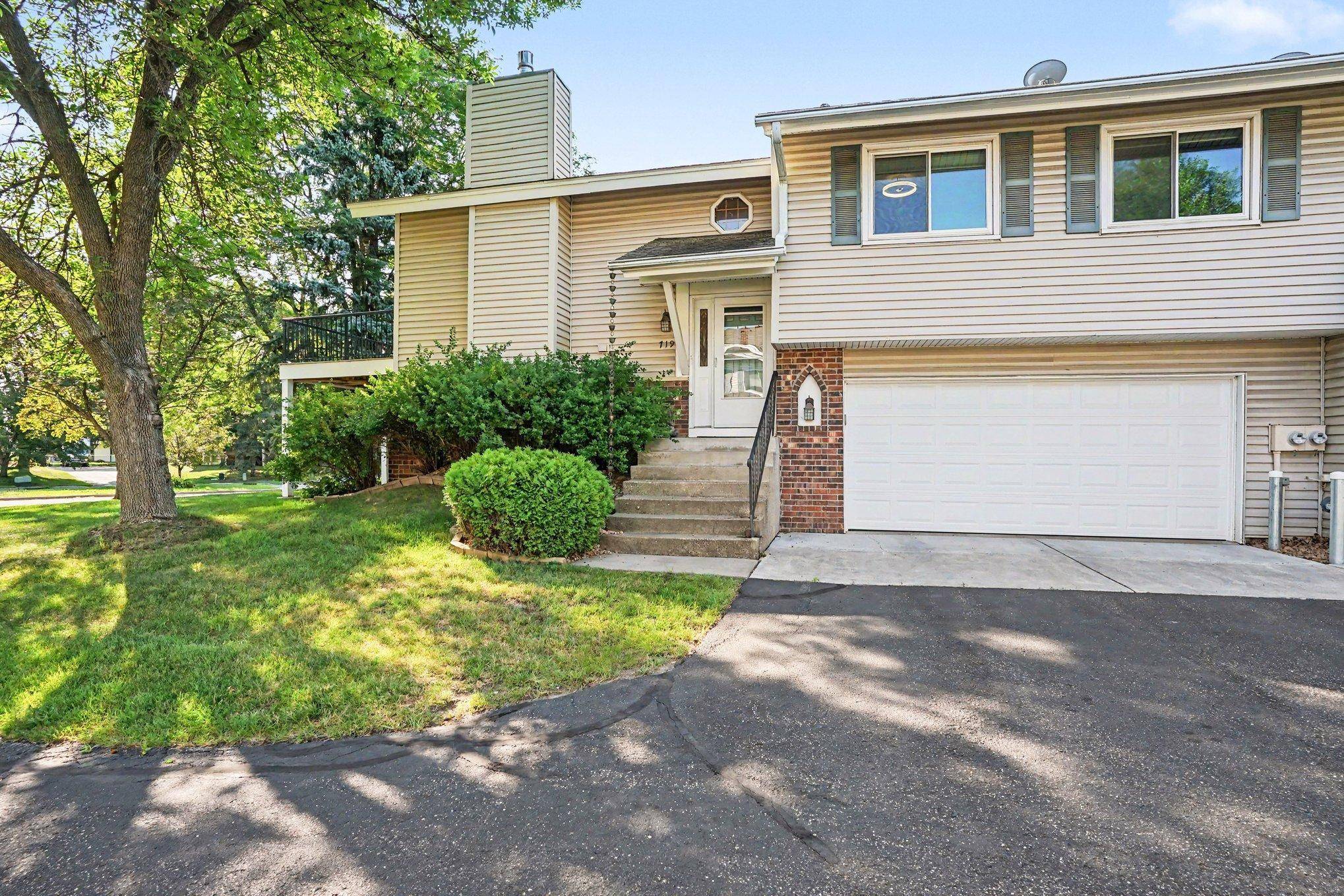 719 Evergreen CT, Burnsville, MN 55337