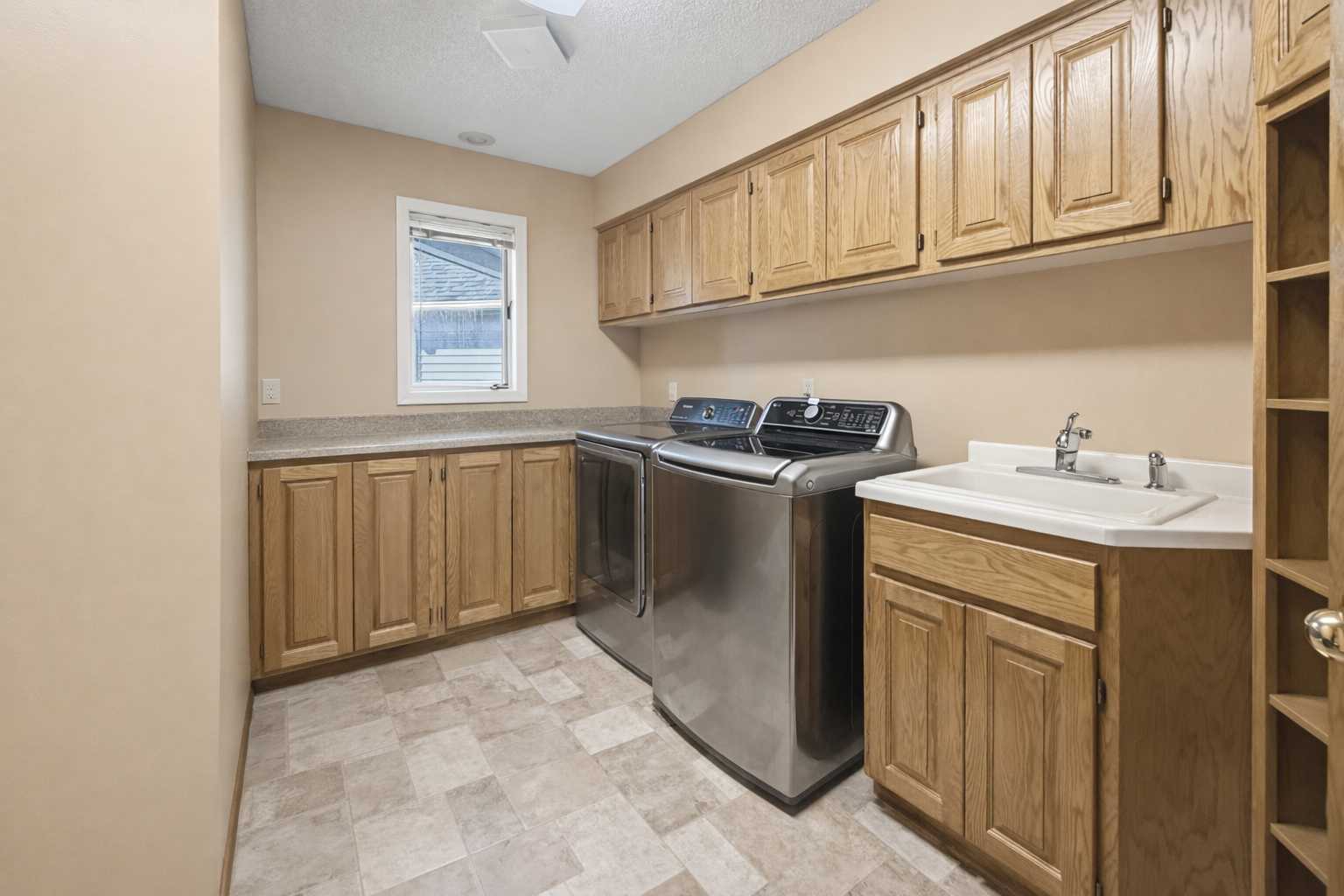 8992 Hidden Meadow RD, Woodbury, MN 55125