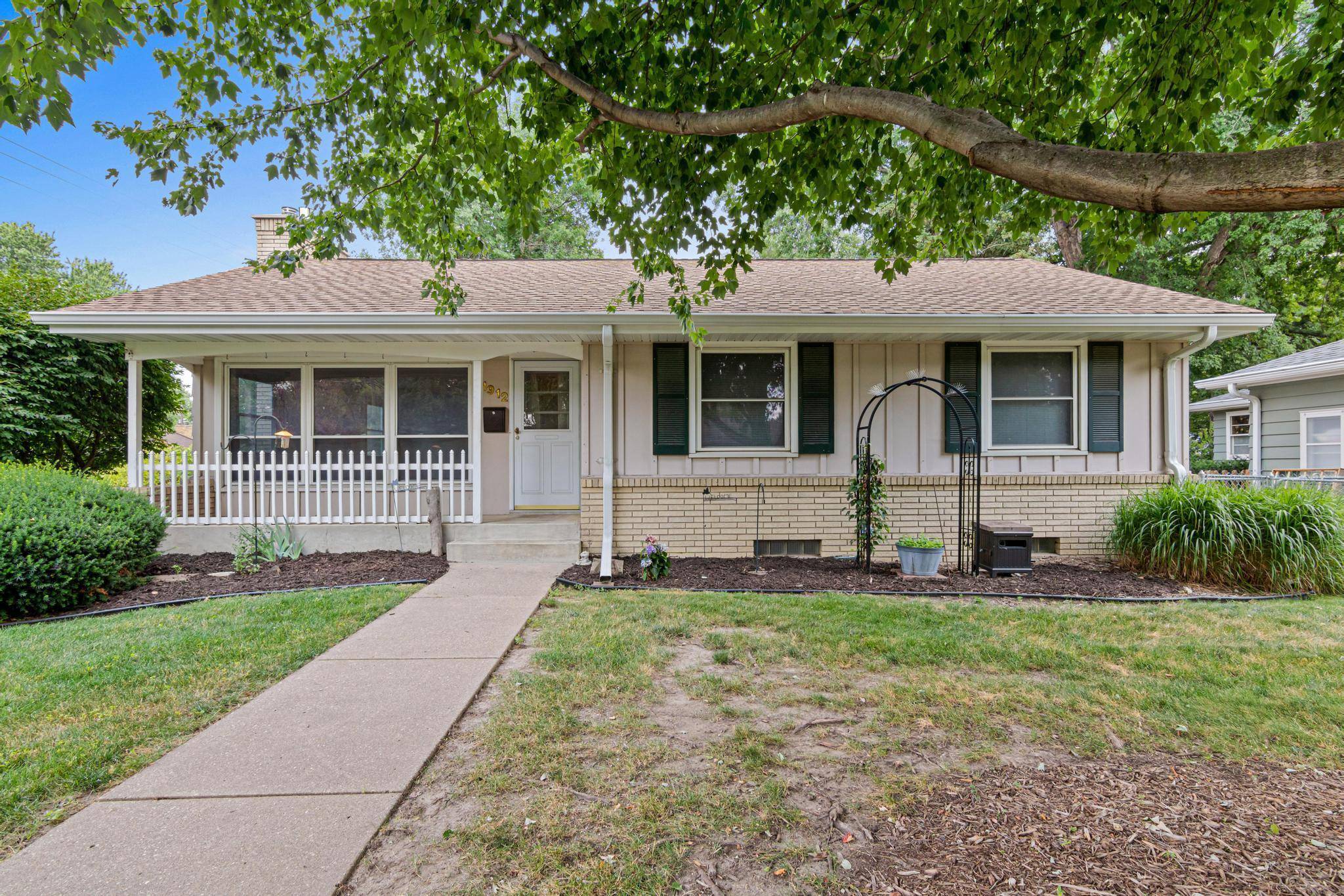 1912 Simpson ST, Falcon Heights, MN 55113