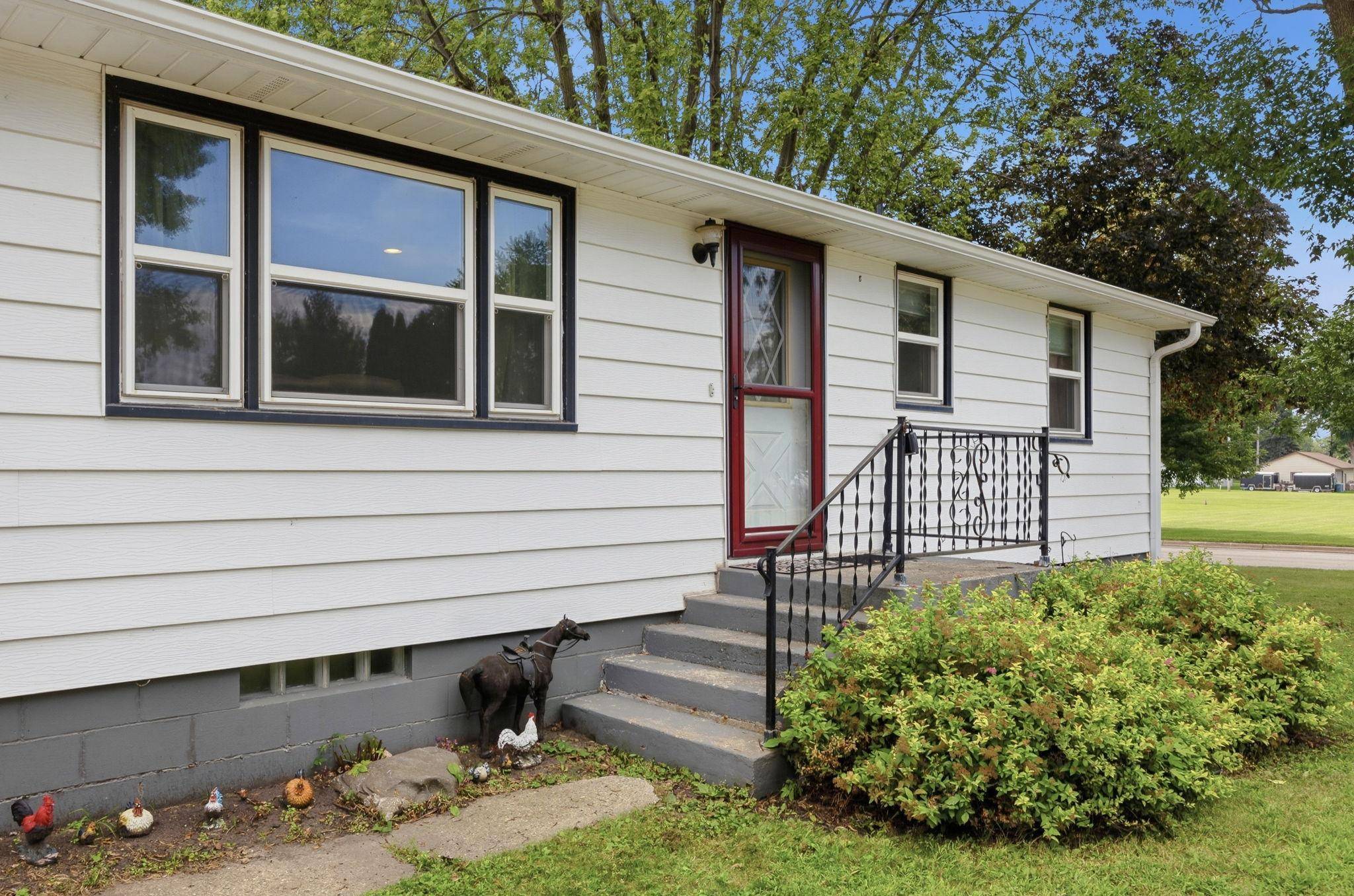 613 Frank ST NW, Silver Lake, MN 55381