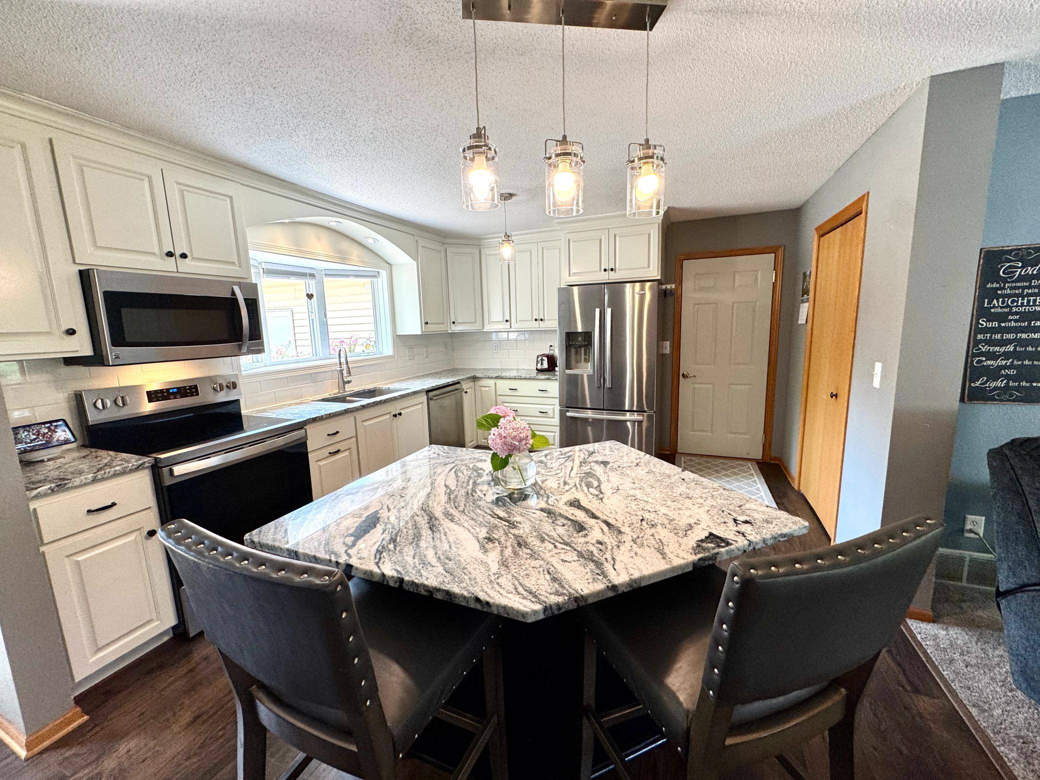 702 S Saratoga ST, Marshall, MN 56258