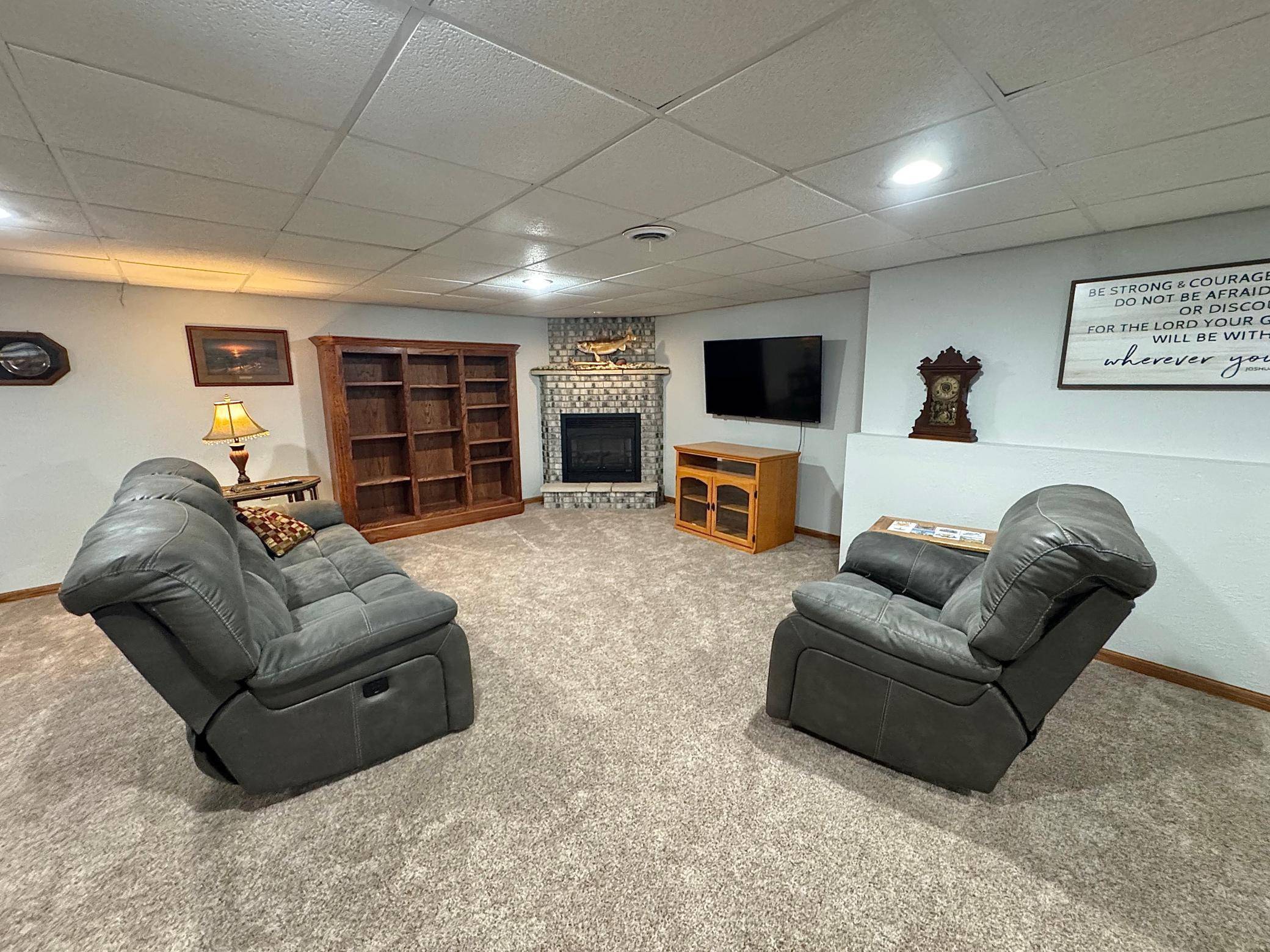 702 S Saratoga ST, Marshall, MN 56258