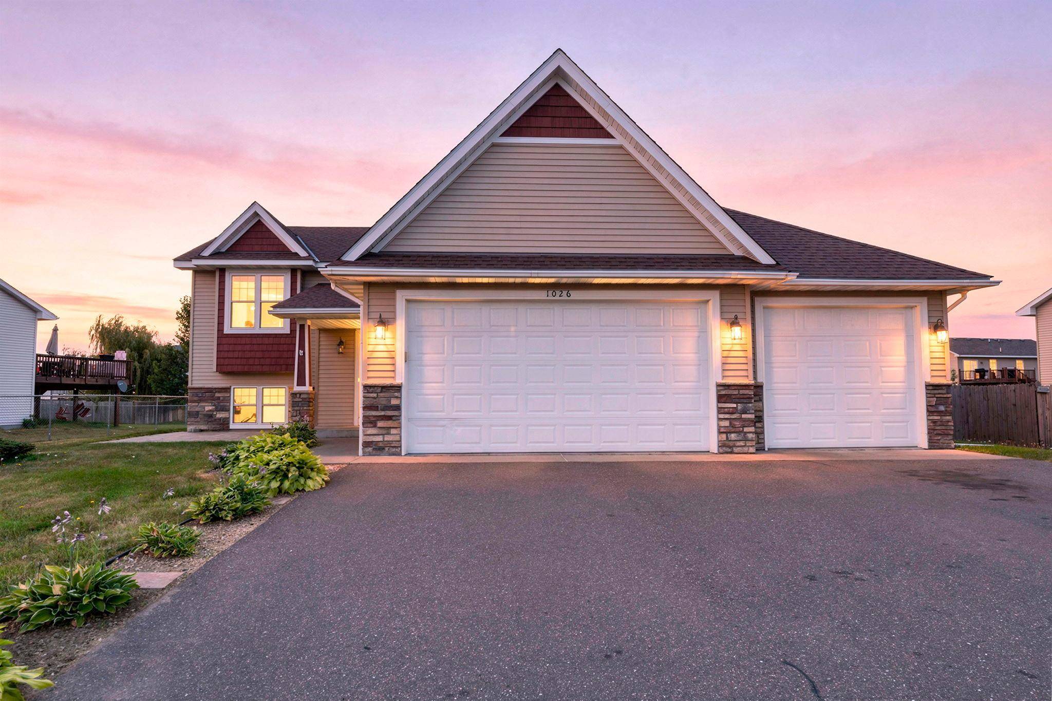 1026 Roosevelt ST S, Cambridge, MN 55008