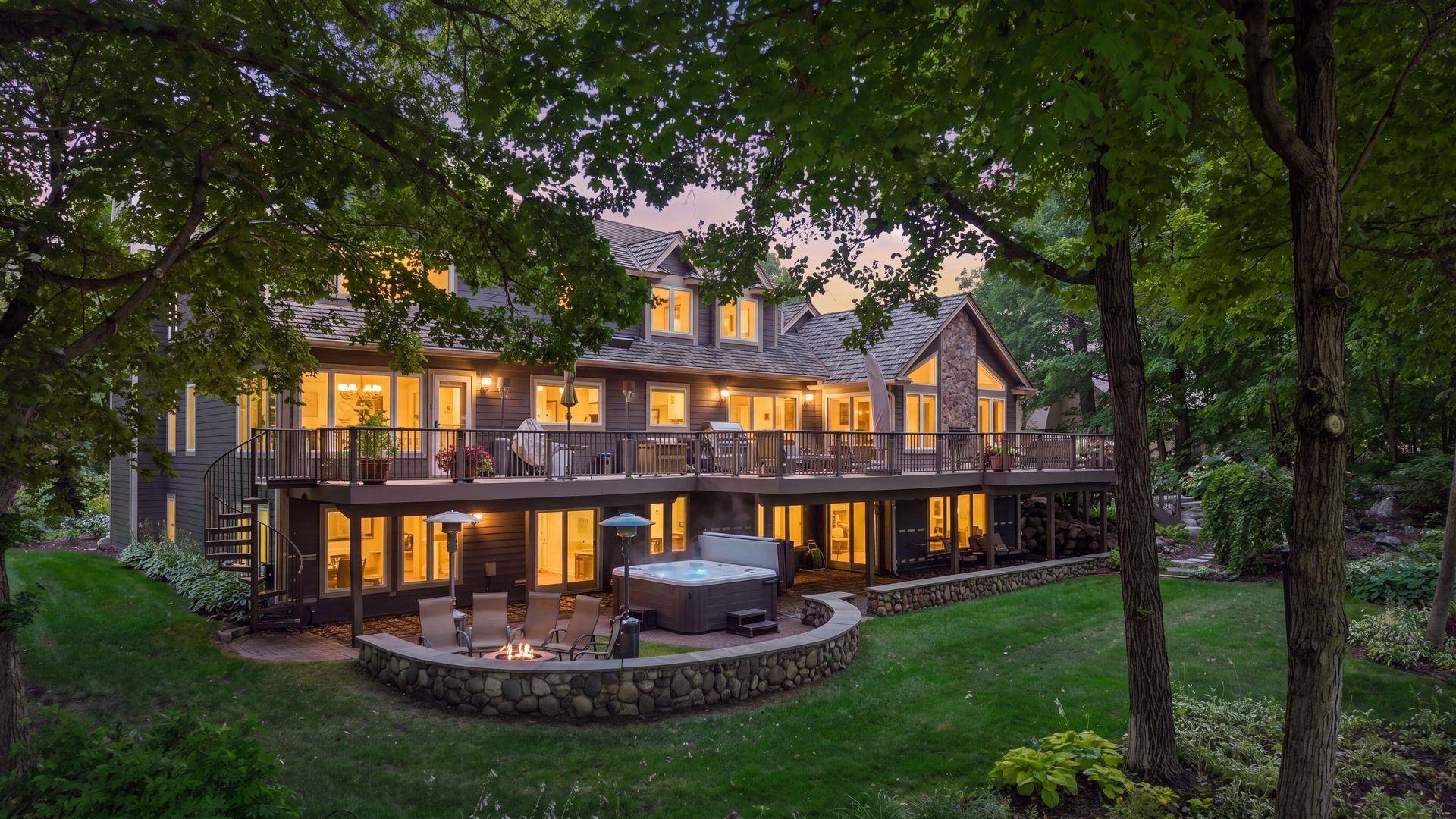 2890 Autumn Woods DR, Chaska, MN 55318