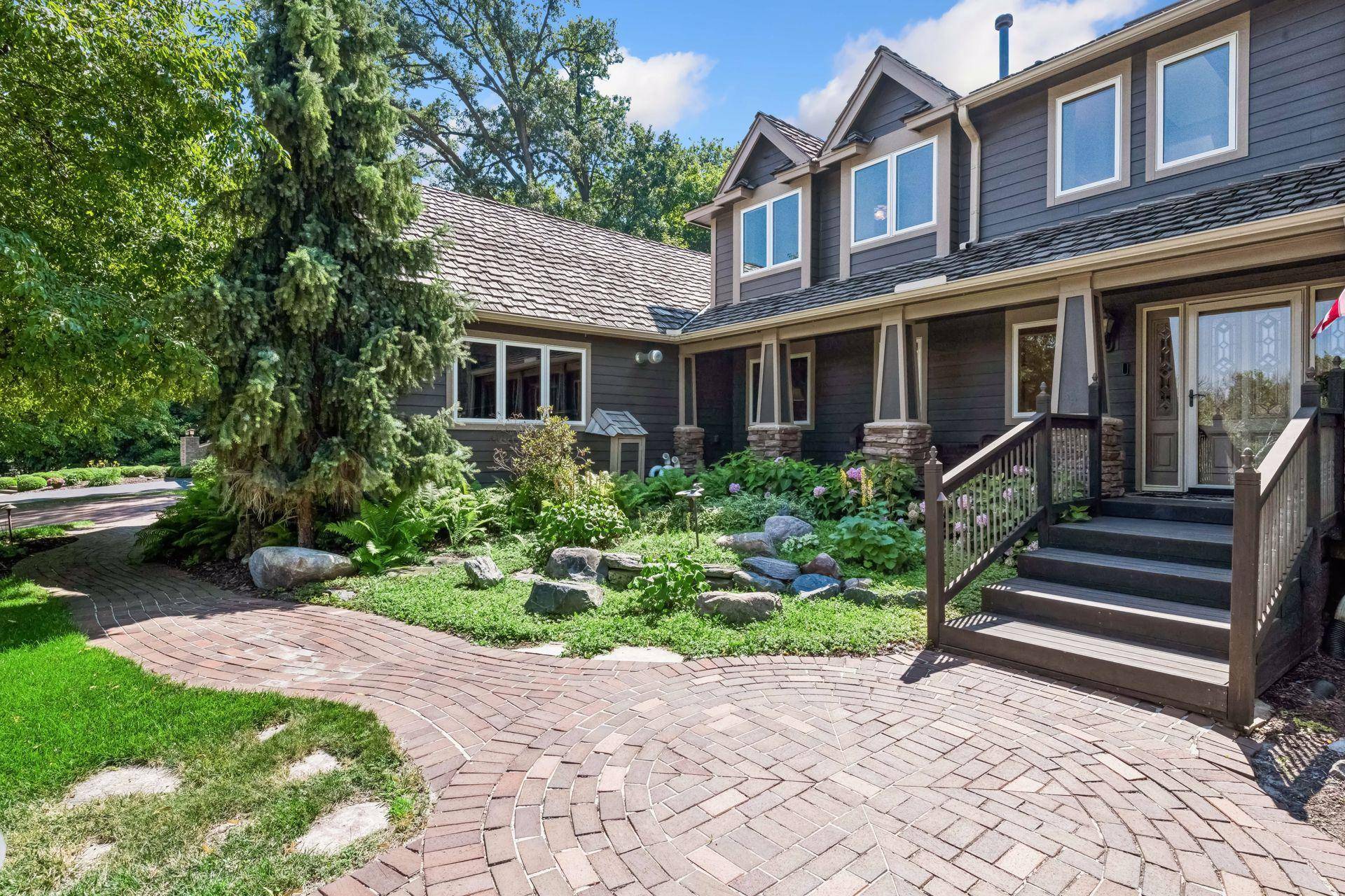 2890 Autumn Woods DR, Chaska, MN 55318