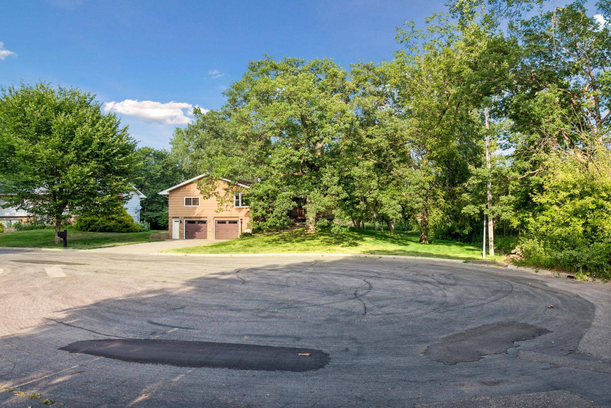 1643 Millwood AVE, Roseville, MN 55113
