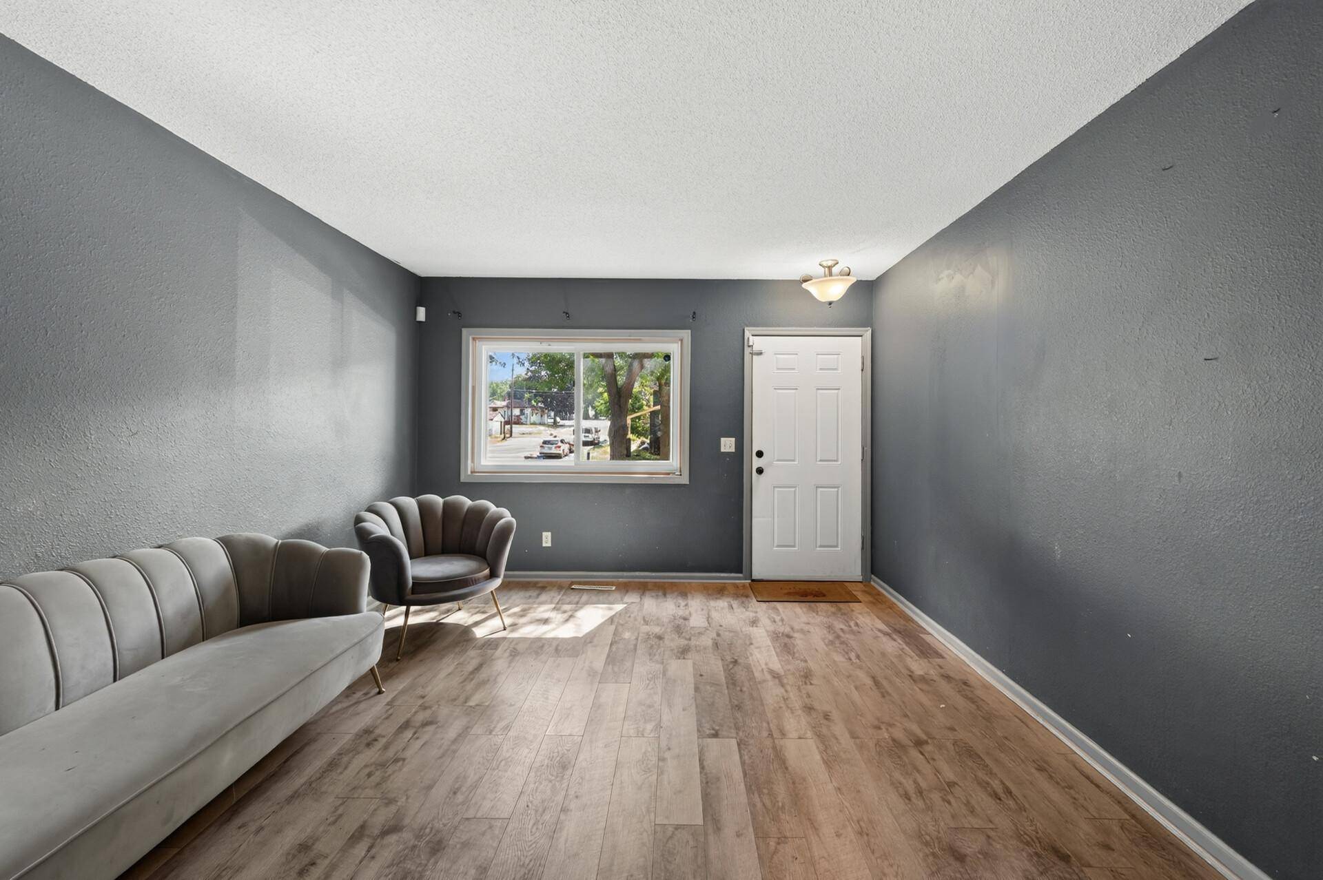 995 Rose AVE E, Saint Paul, MN 55106