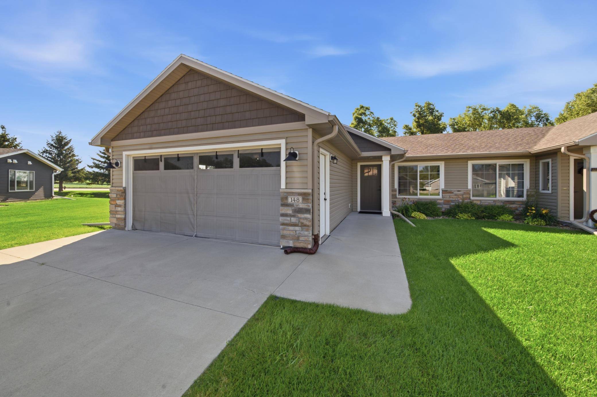 148 Highland CIR, Zumbrota, MN 55992