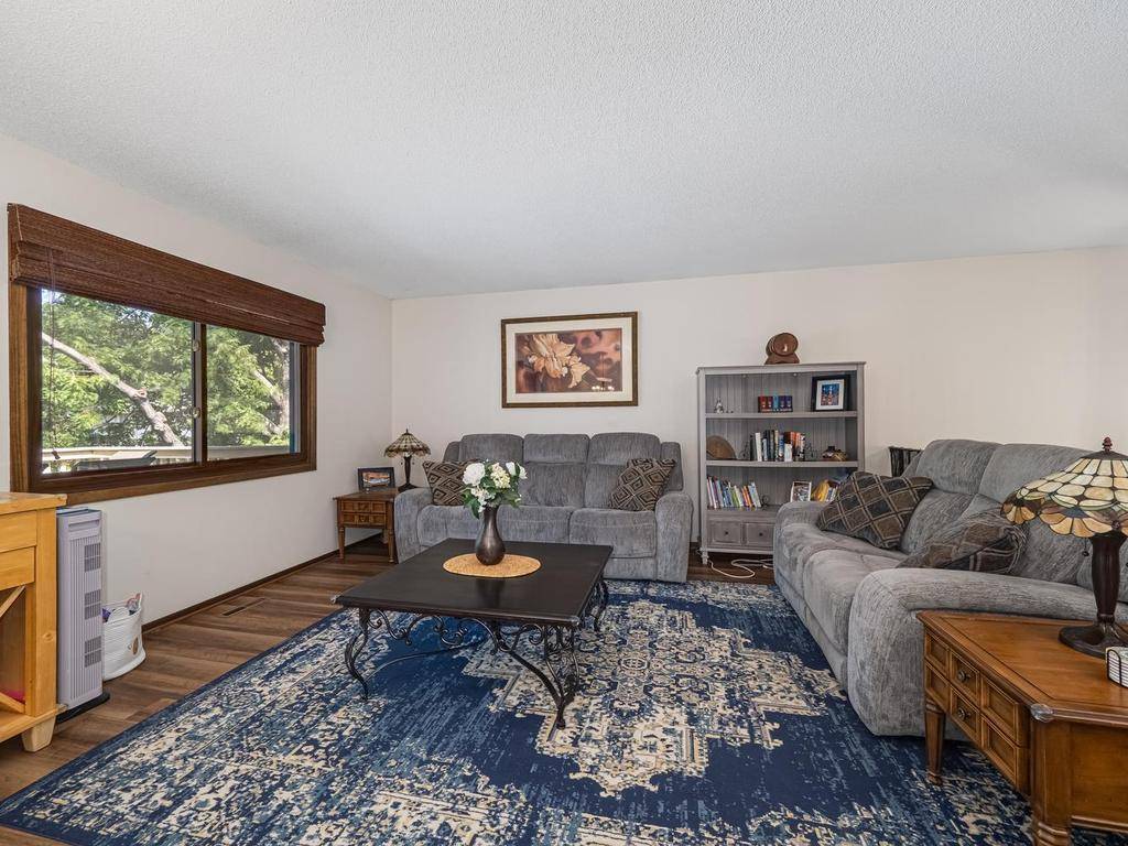 7201 Pontiac CIR, Chanhassen, MN 55317