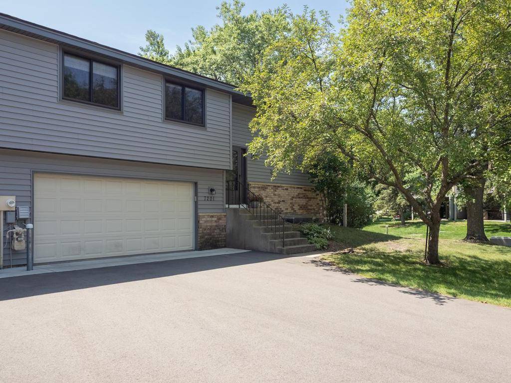 7201 Pontiac CIR, Chanhassen, MN 55317