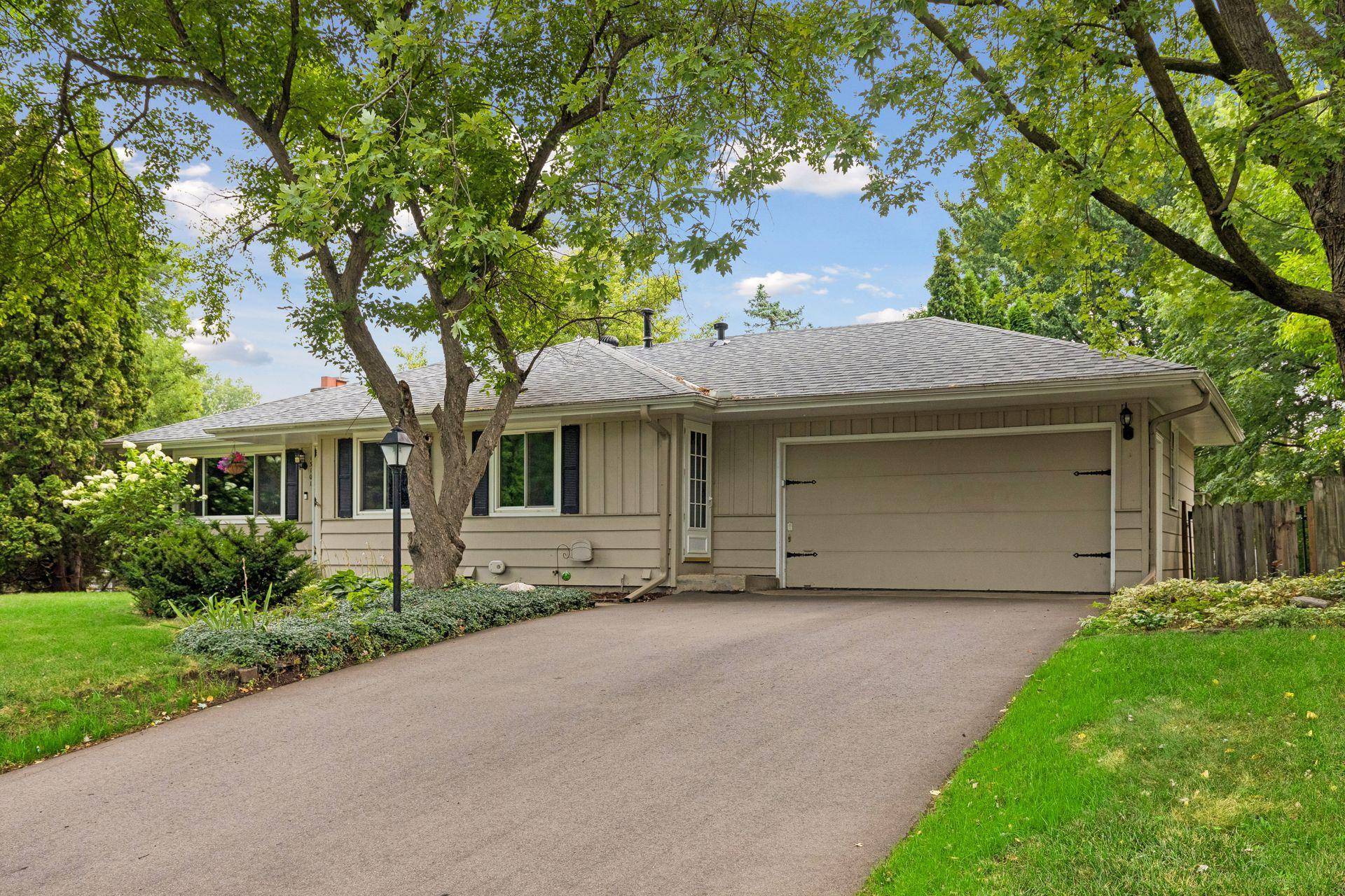 13101 Oakland DR, Burnsville, MN 55337