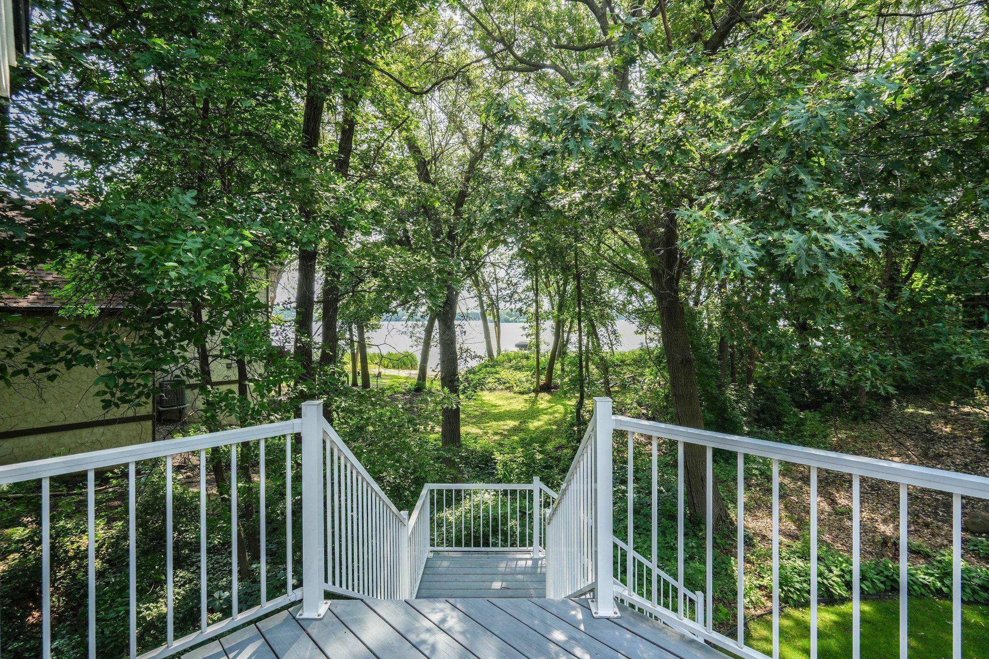 5710 Oakview LN N, Plymouth, MN 55442