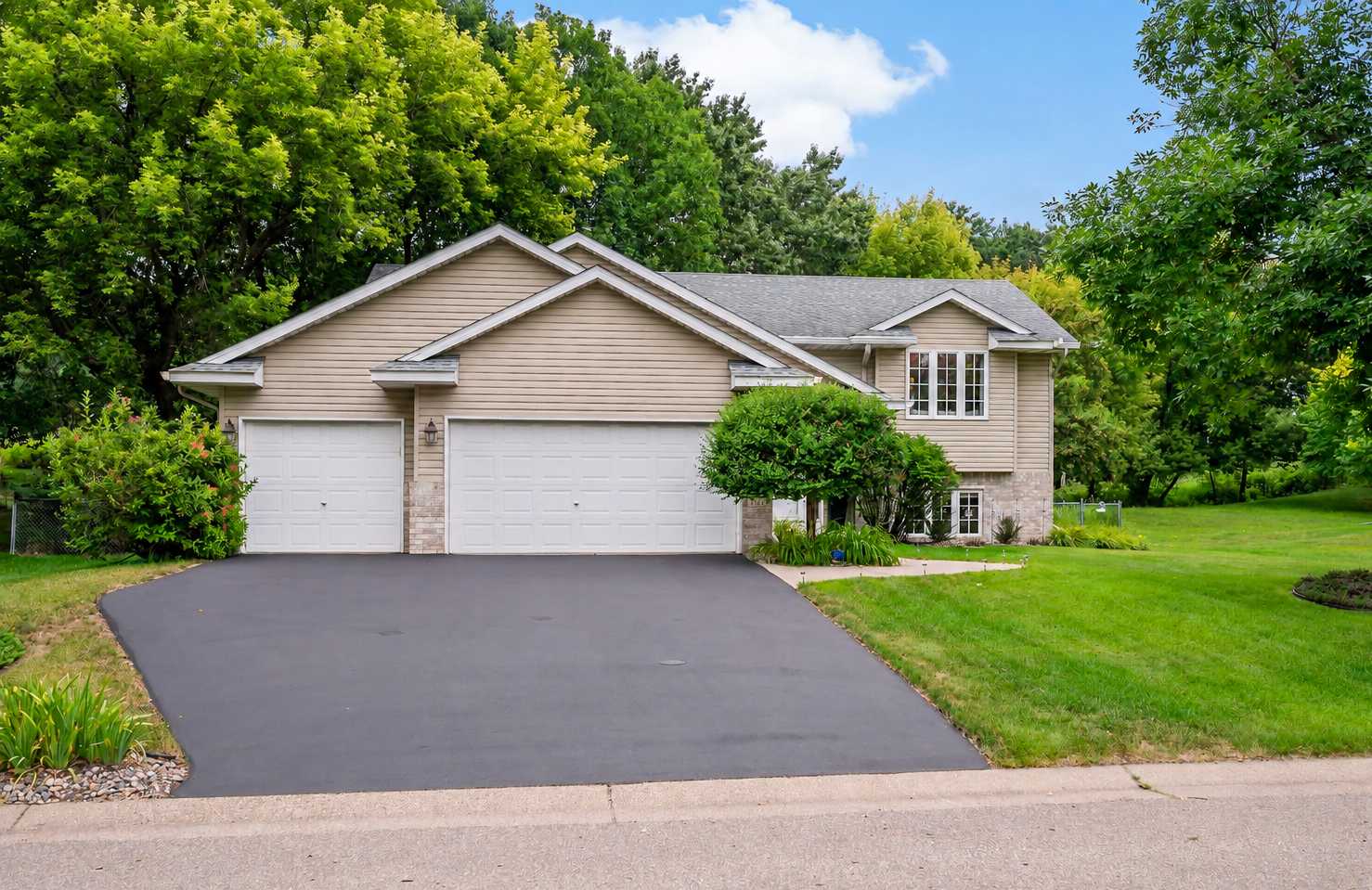842 Sterling ST S, Maplewood, MN 55119