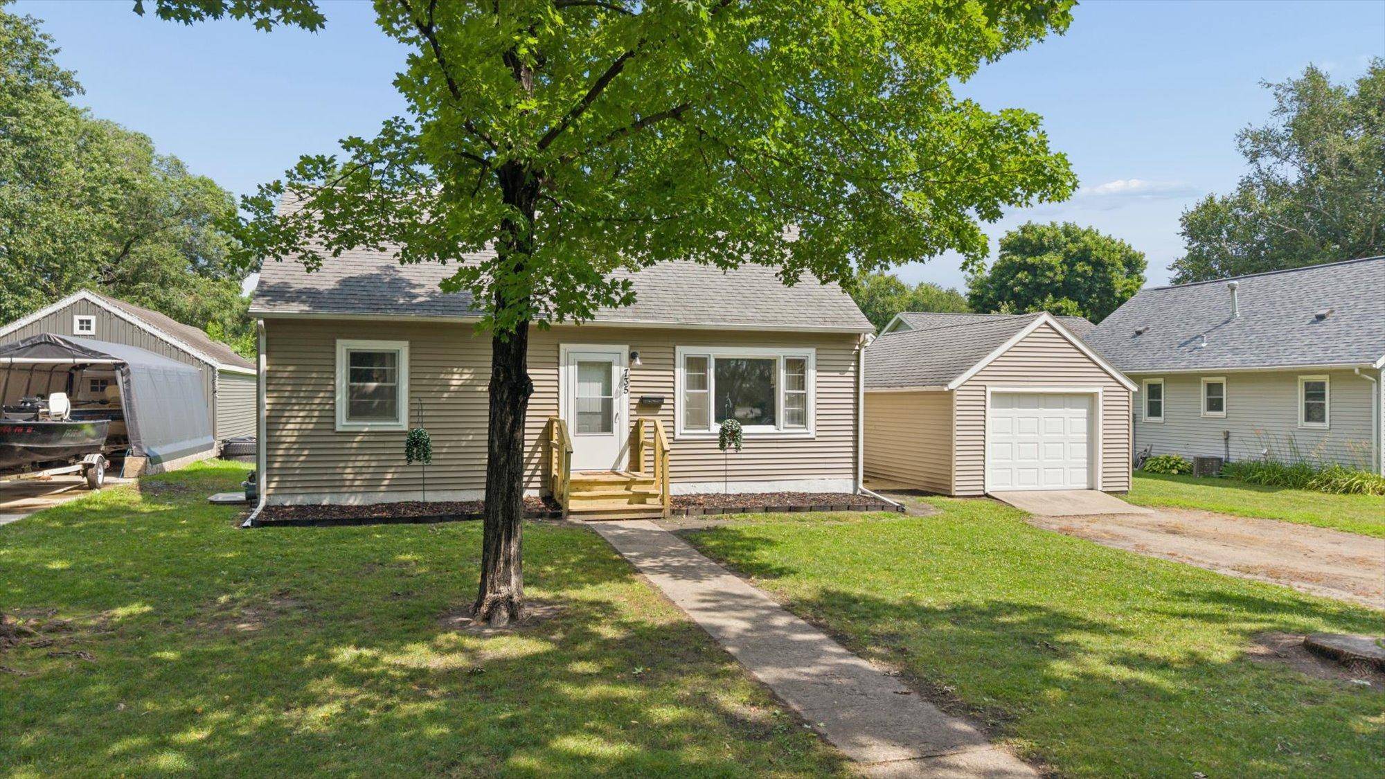 735 E 2nd ST, Litchfield, MN 55355