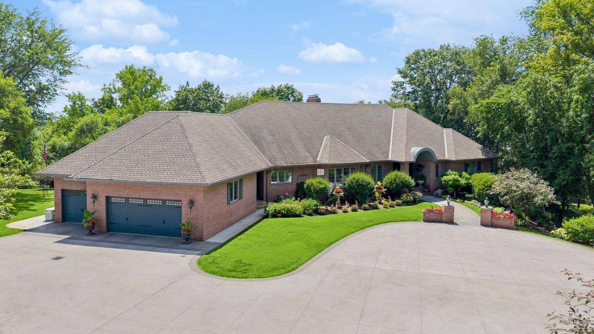 300 Salem Church RD, Sunfish Lake, MN 55118