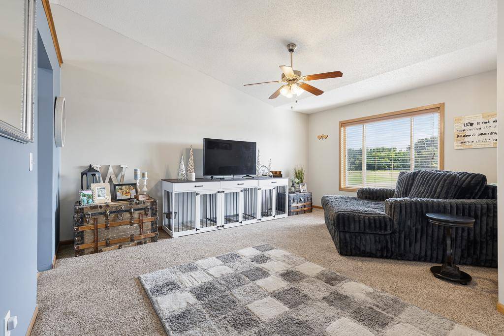513 Harriett DR, Marshall, MN 56258