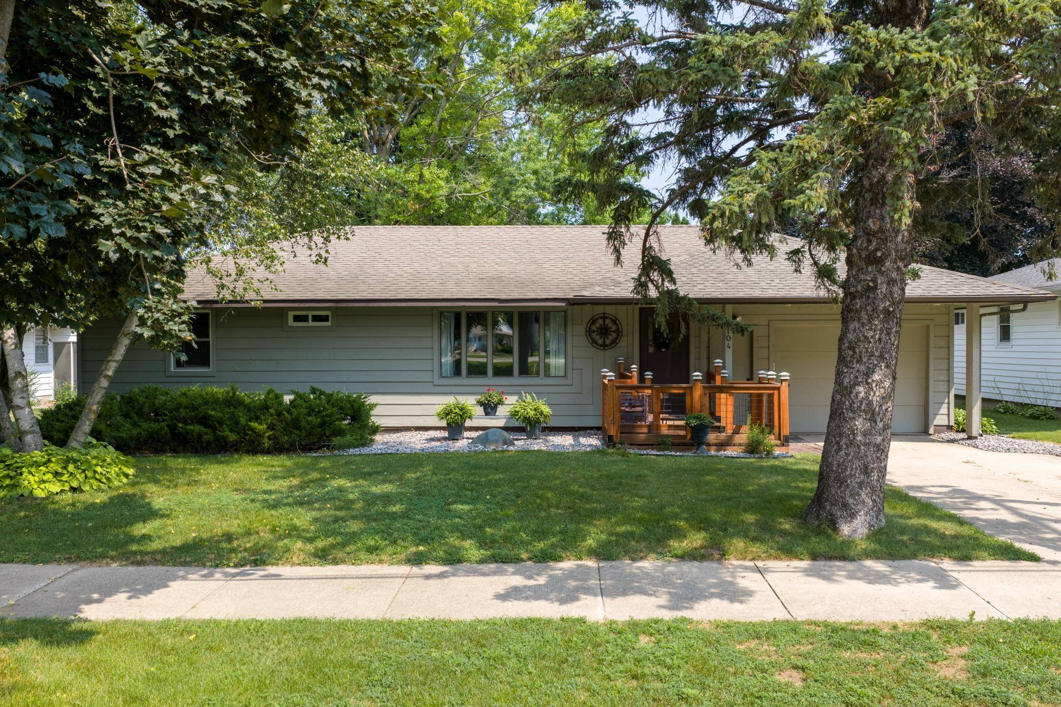 2104 W Oakland AVE, Austin, MN 55912