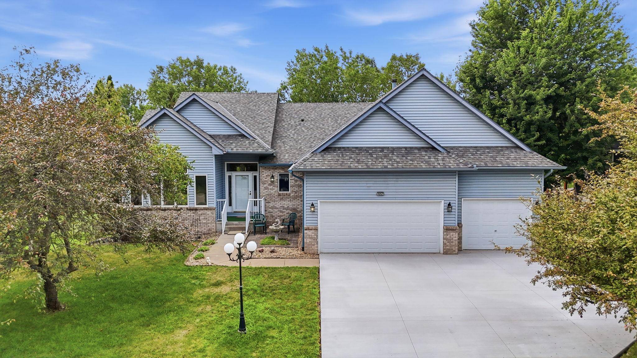 4852 Hillvale AVE N, Oakdale, MN 55128