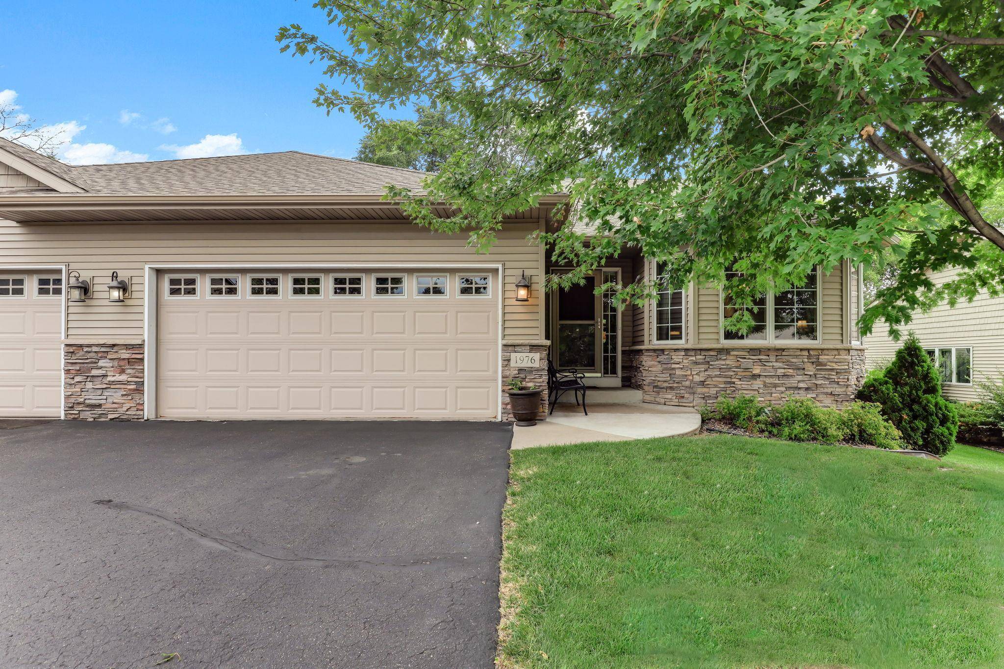 1976 Castle CT E, Maplewood, MN 55109