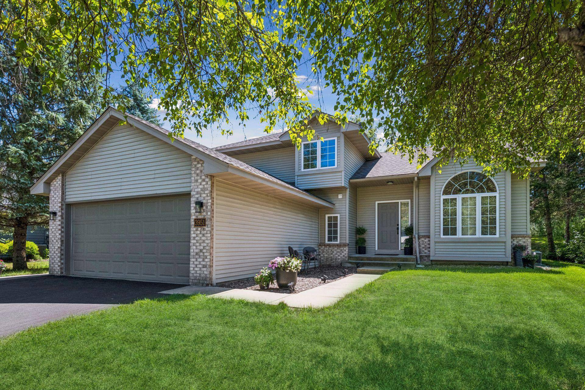 3951 Country Oaks DR, Chanhassen, MN 55331