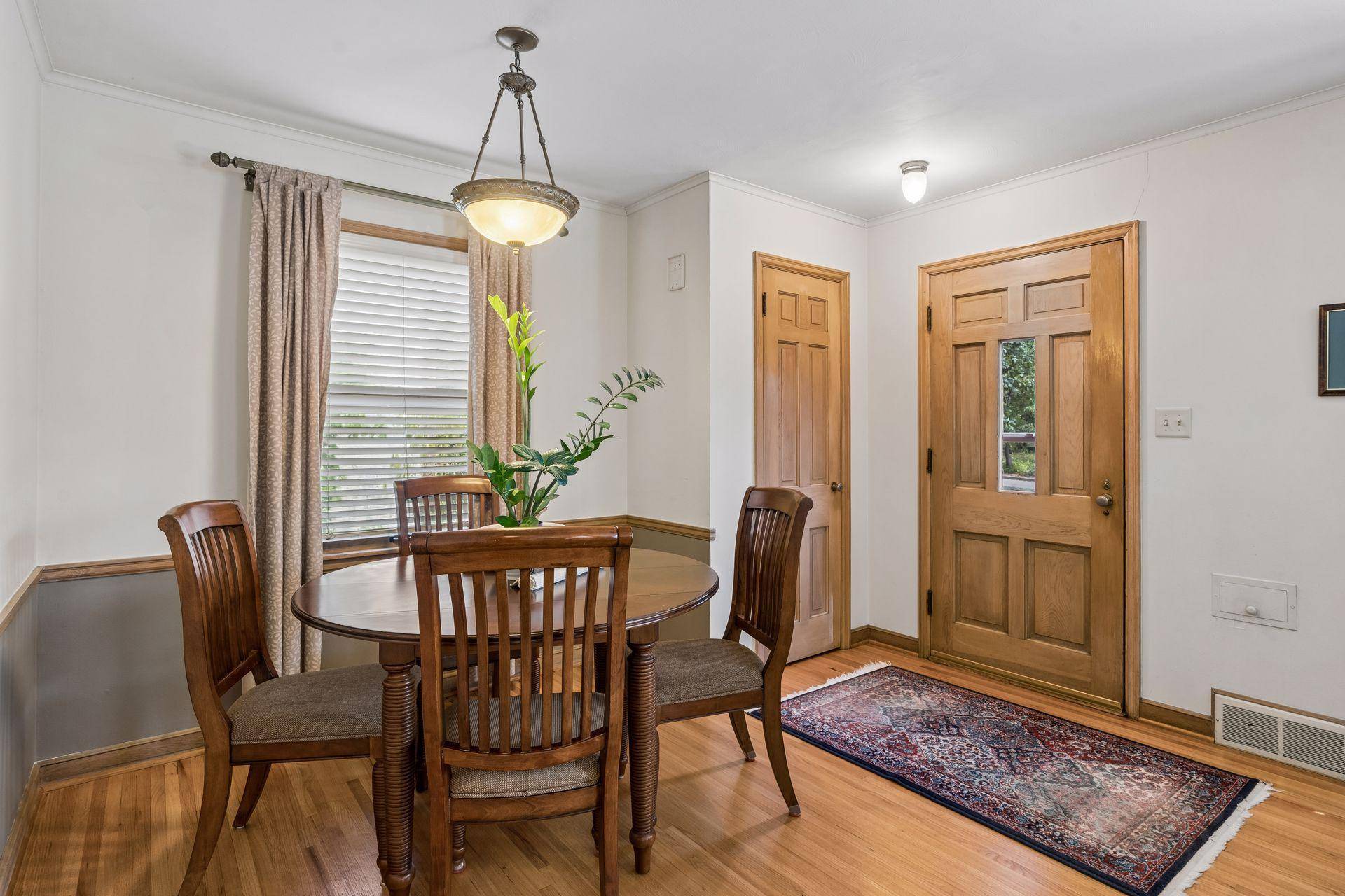 2245 Highland Pkwy, Saint Paul, MN 55116