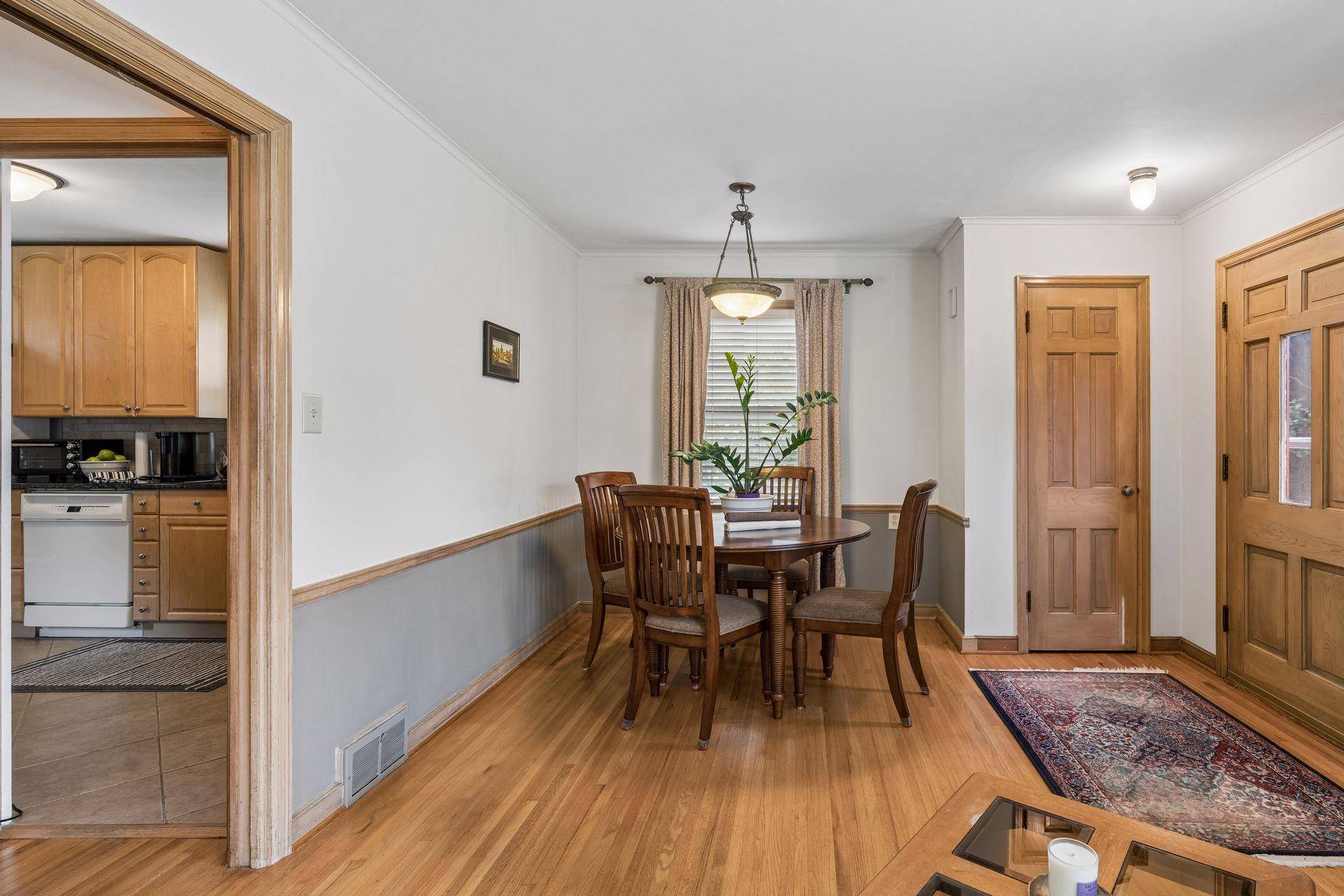 2245 Highland Pkwy, Saint Paul, MN 55116