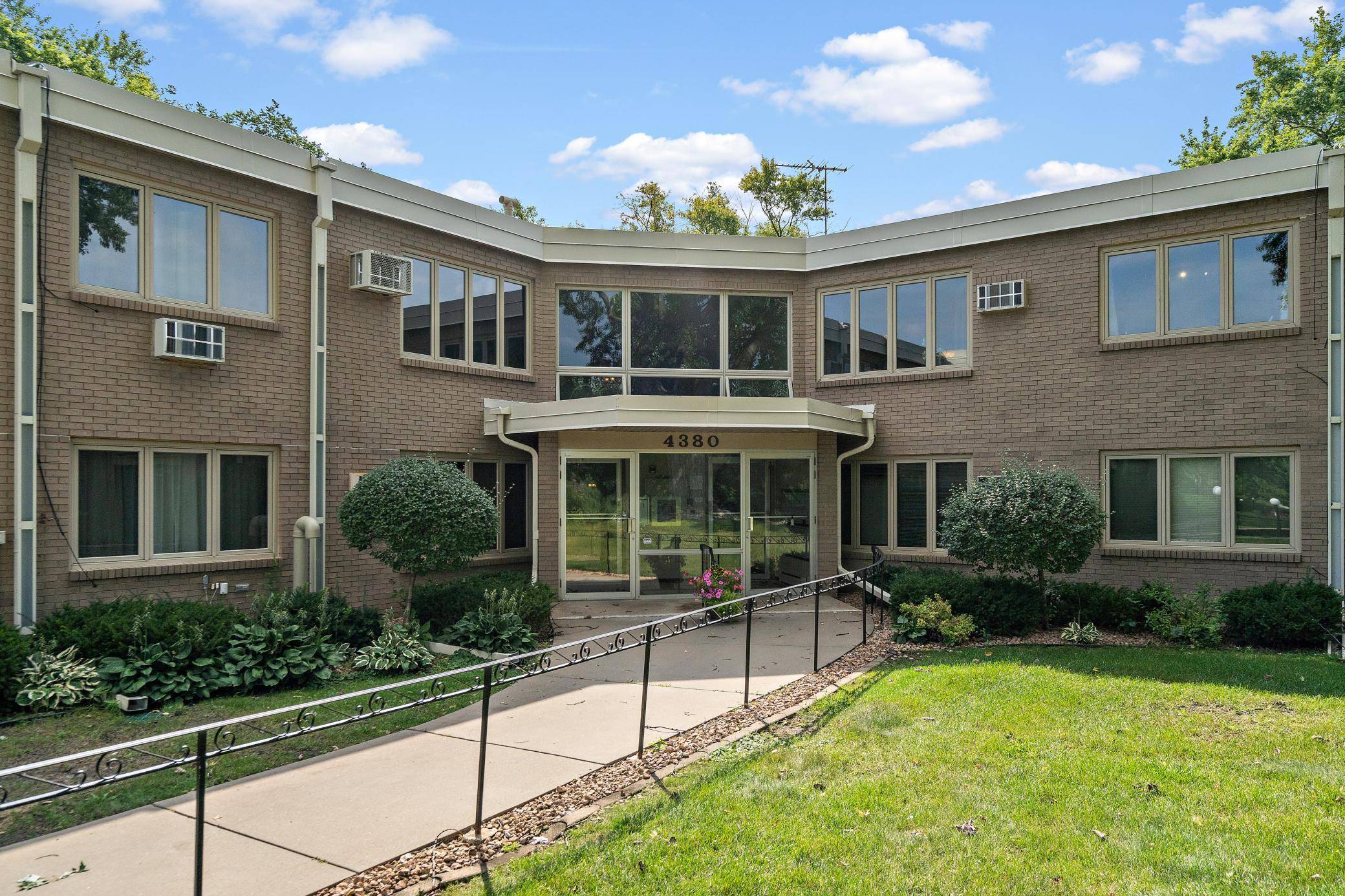 4380 Brookside CT #214, Edina, MN 55436