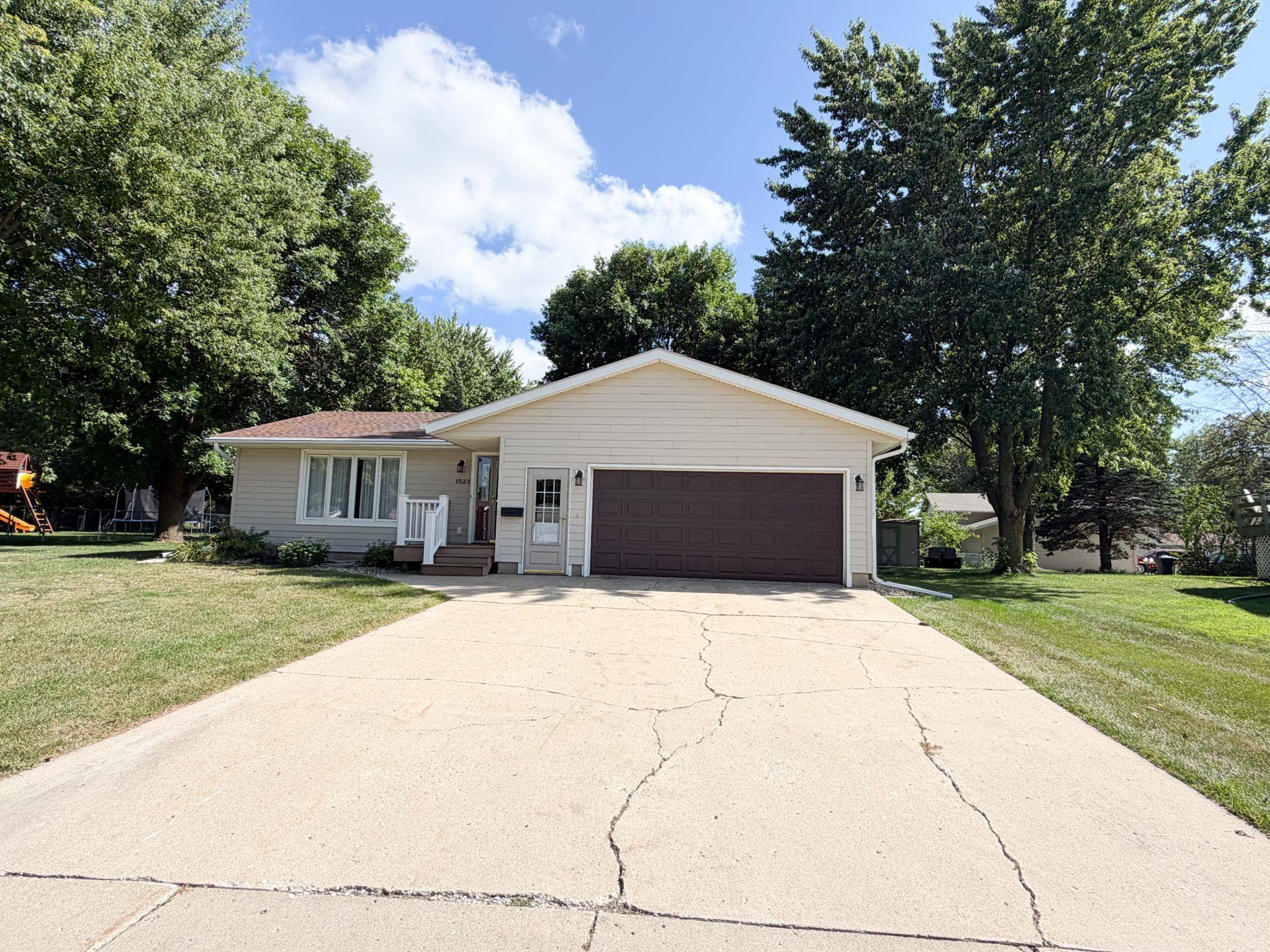 1523 Eckerson DR, Worthington, MN 56187