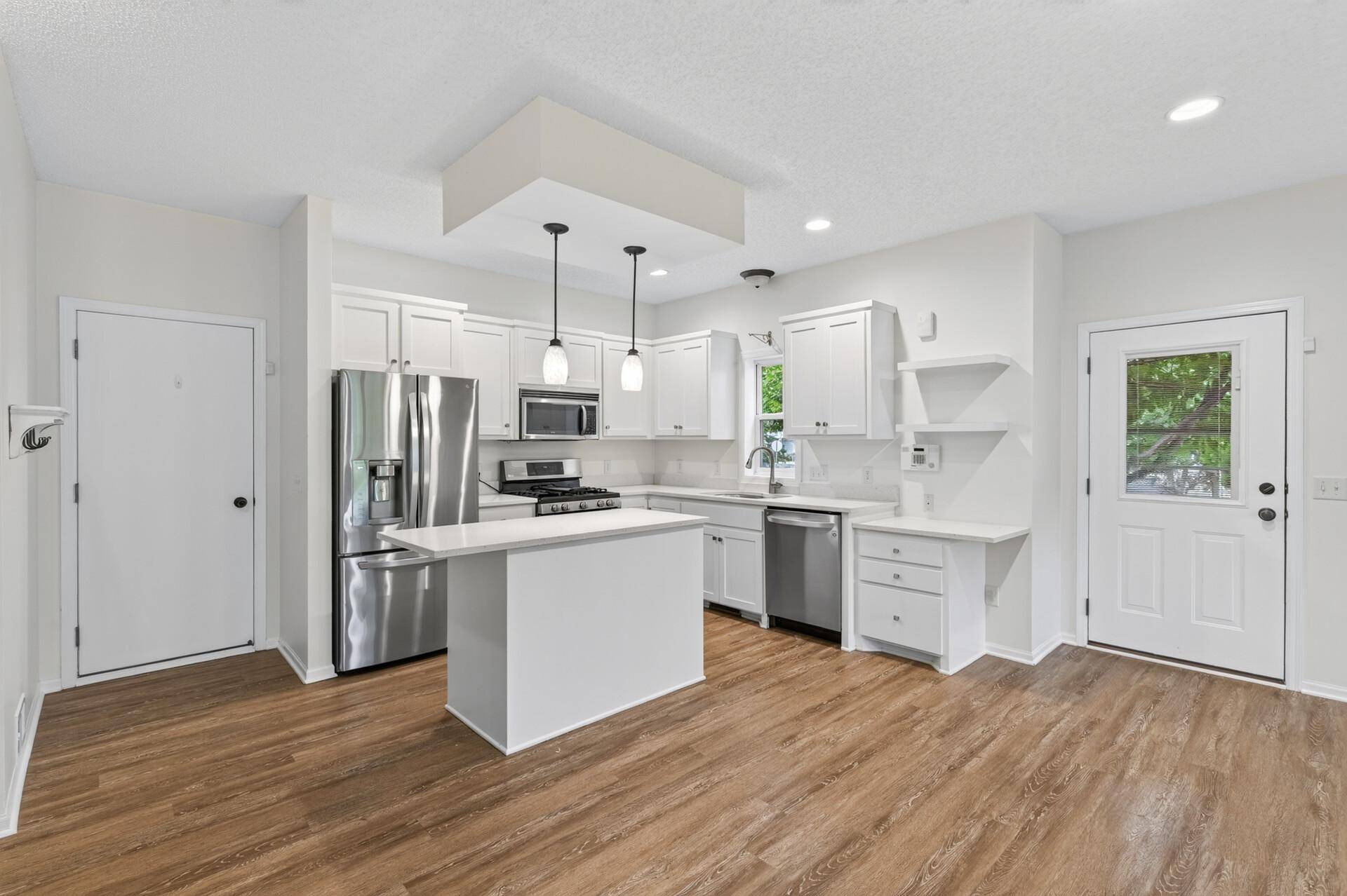 1548 Legacy Pkwy E, Maplewood, MN 55109